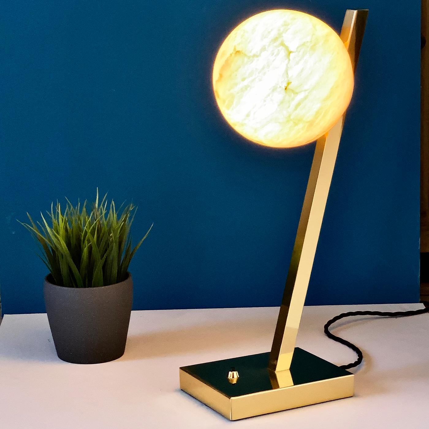 Offset Brass and Alabaster Table Lamp In New Condition For Sale In Milan, IT