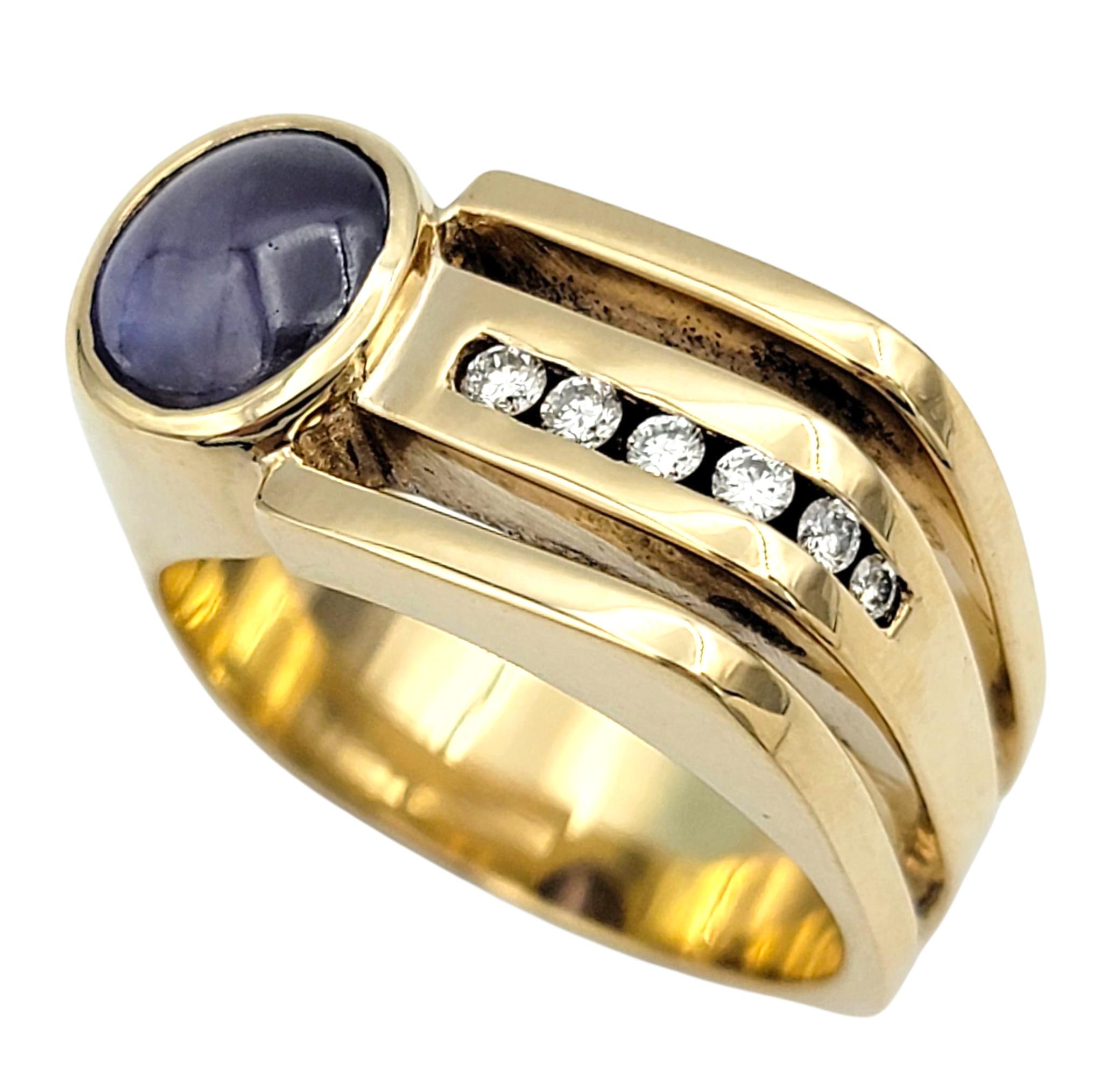 Contemporaneo Anello a fascia squadrata con zaffiro viola e diamante taglio cabochon Offset in oro 14 carati in vendita