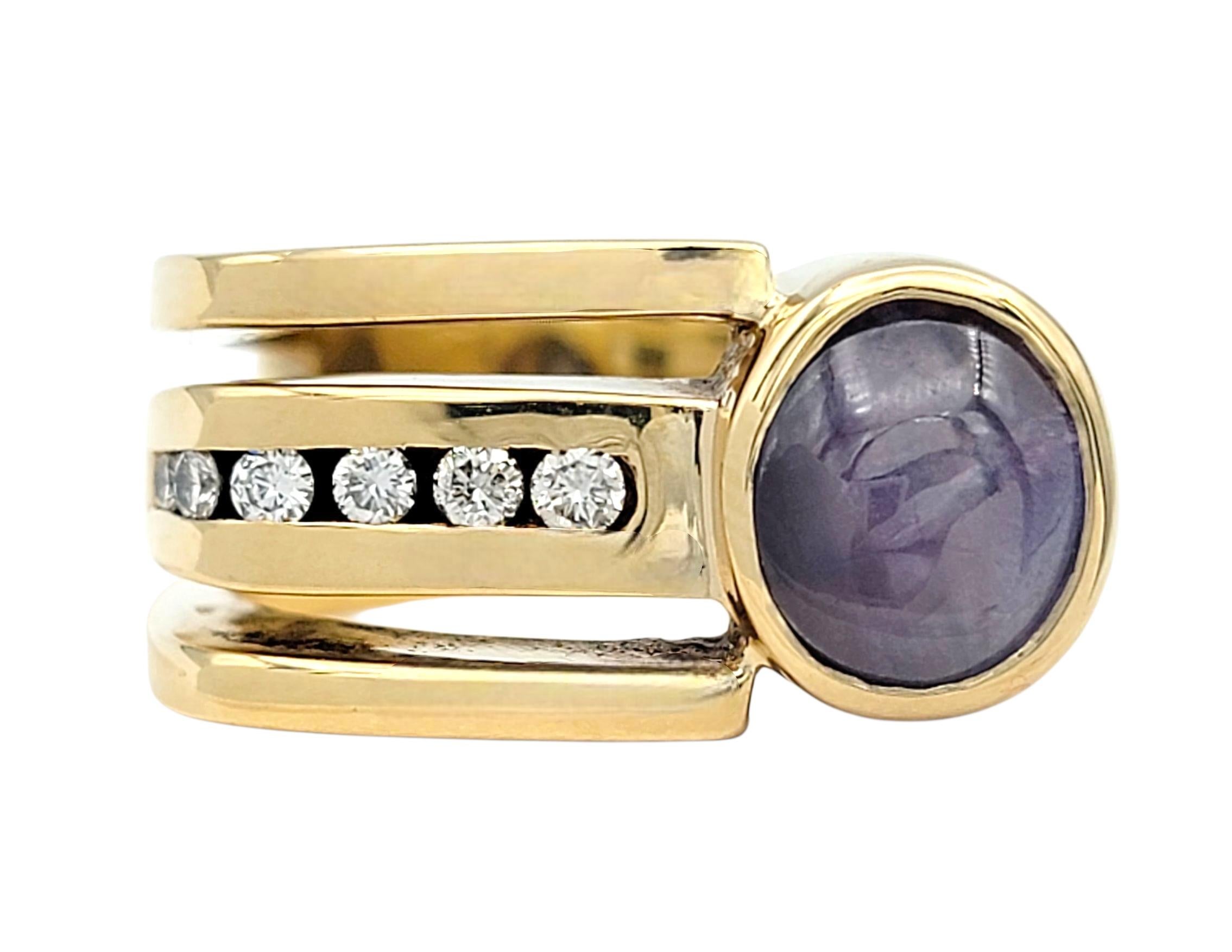 Cabochon Anello a fascia squadrata con zaffiro viola e diamante taglio cabochon Offset in oro 14 carati in vendita