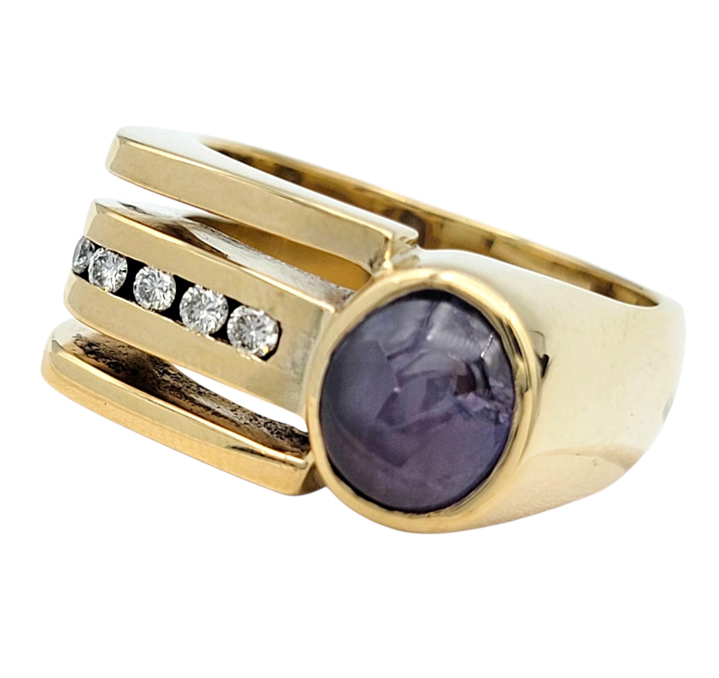 Anello a fascia squadrata con zaffiro viola e diamante taglio cabochon Offset in oro 14 carati In condizioni buone in vendita a Scottsdale, AZ