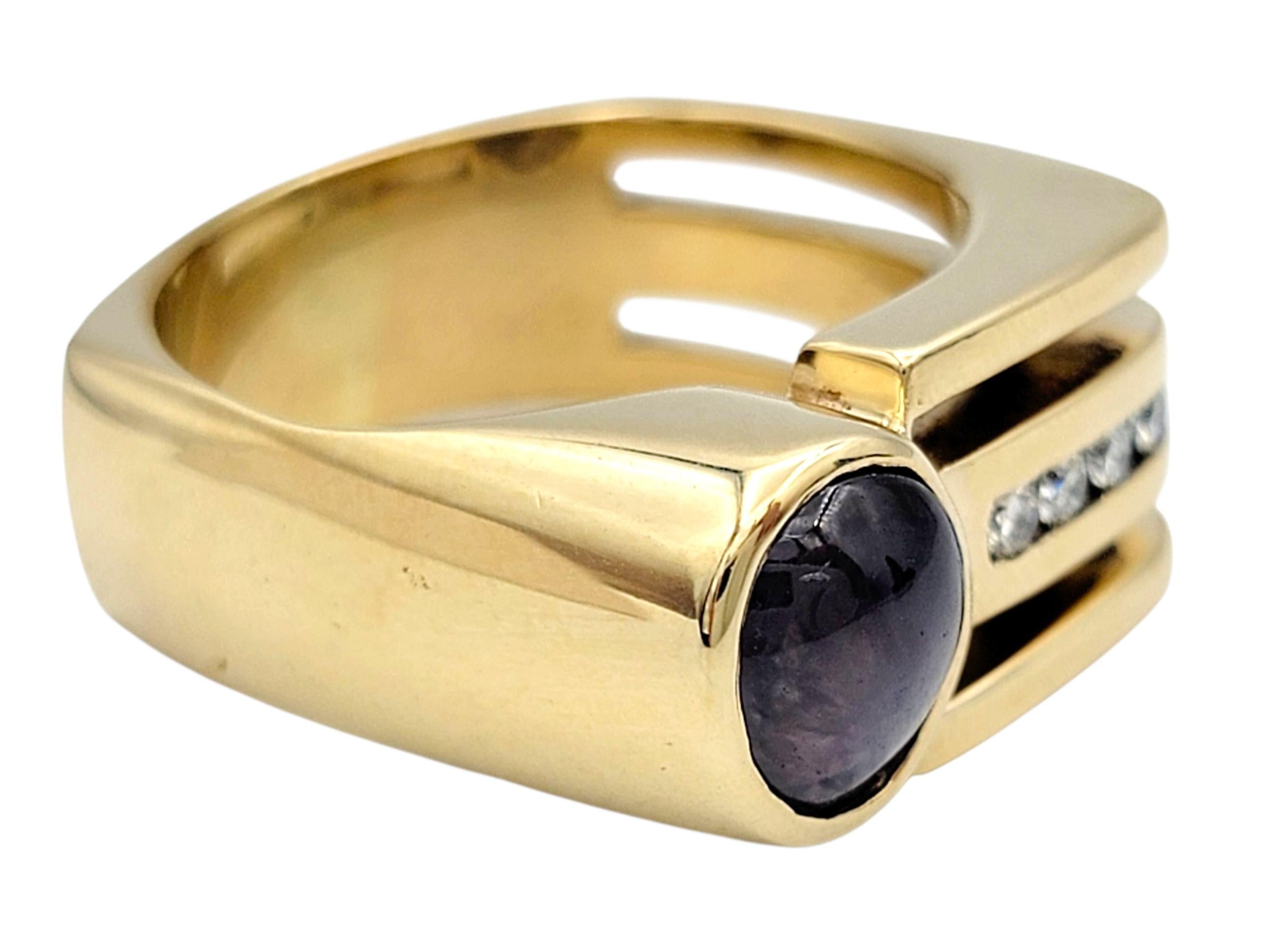 Donna Anello a fascia squadrata con zaffiro viola e diamante taglio cabochon Offset in oro 14 carati in vendita