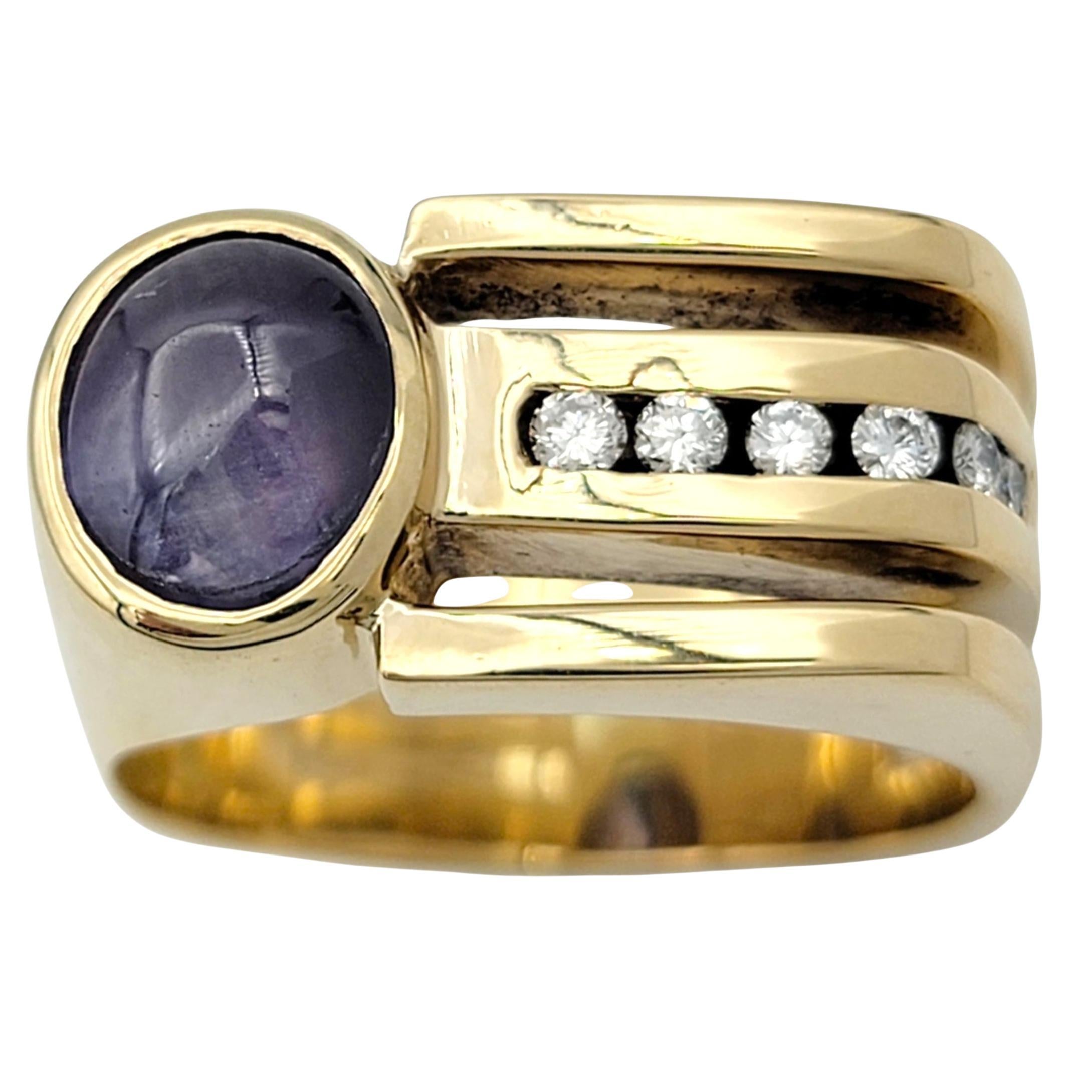 Anello a fascia squadrata con zaffiro viola e diamante taglio cabochon Offset in oro 14 carati in vendita