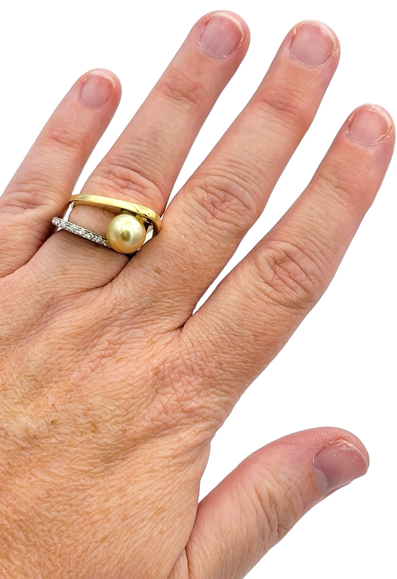 Offset Pearl and Pavé Diamond Geometric Star Cutout Ring in Two-Toned 18K Gold For Sale 6