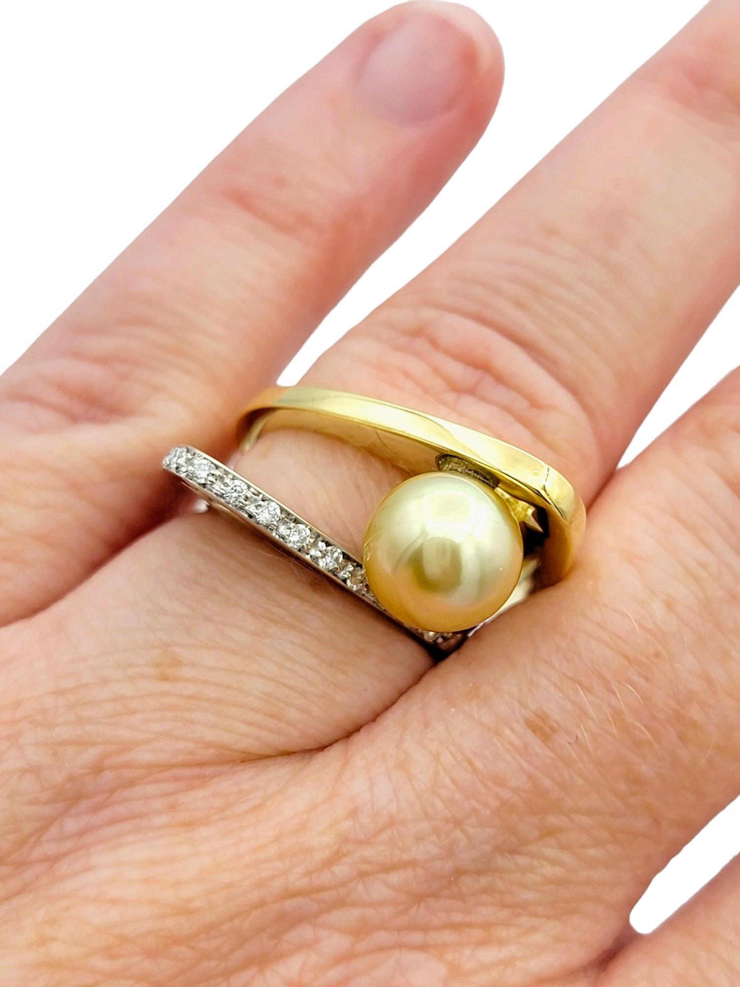 Offset Pearl and Pavé Diamond Geometric Star Cutout Ring in Two-Toned 18K Gold For Sale 7