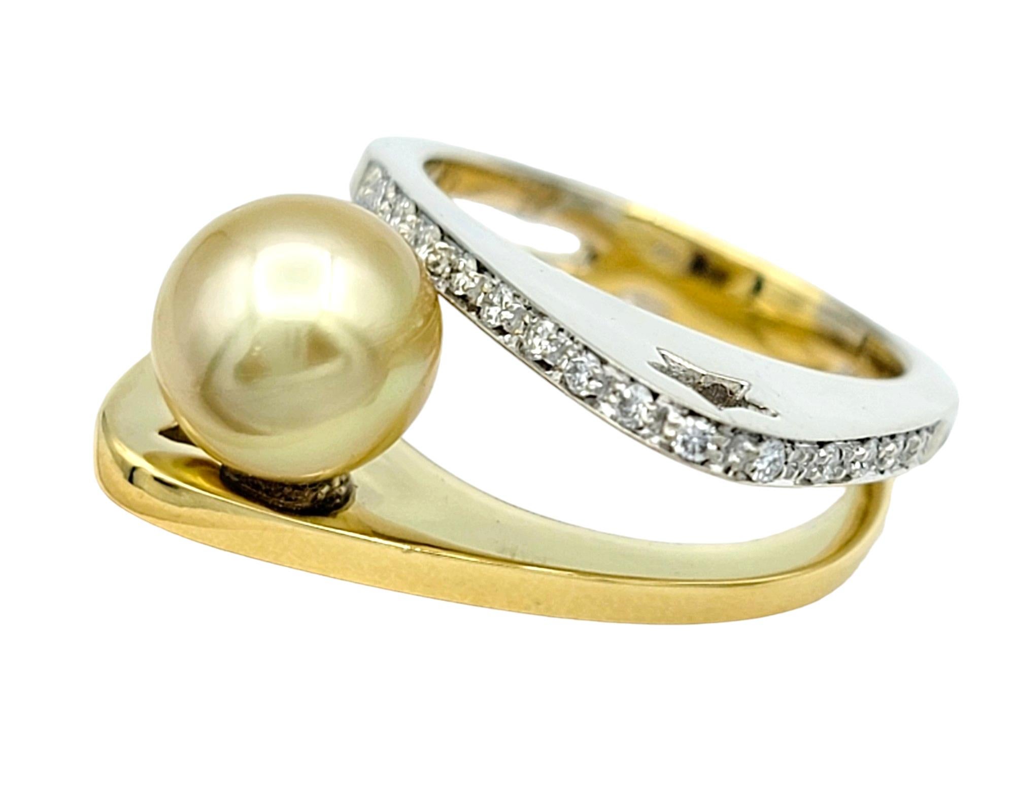 Offset Pearl and Pavé Diamond Geometric Star Cutout Ring in Two-Toned 18K Gold In Good Condition For Sale In Scottsdale, AZ