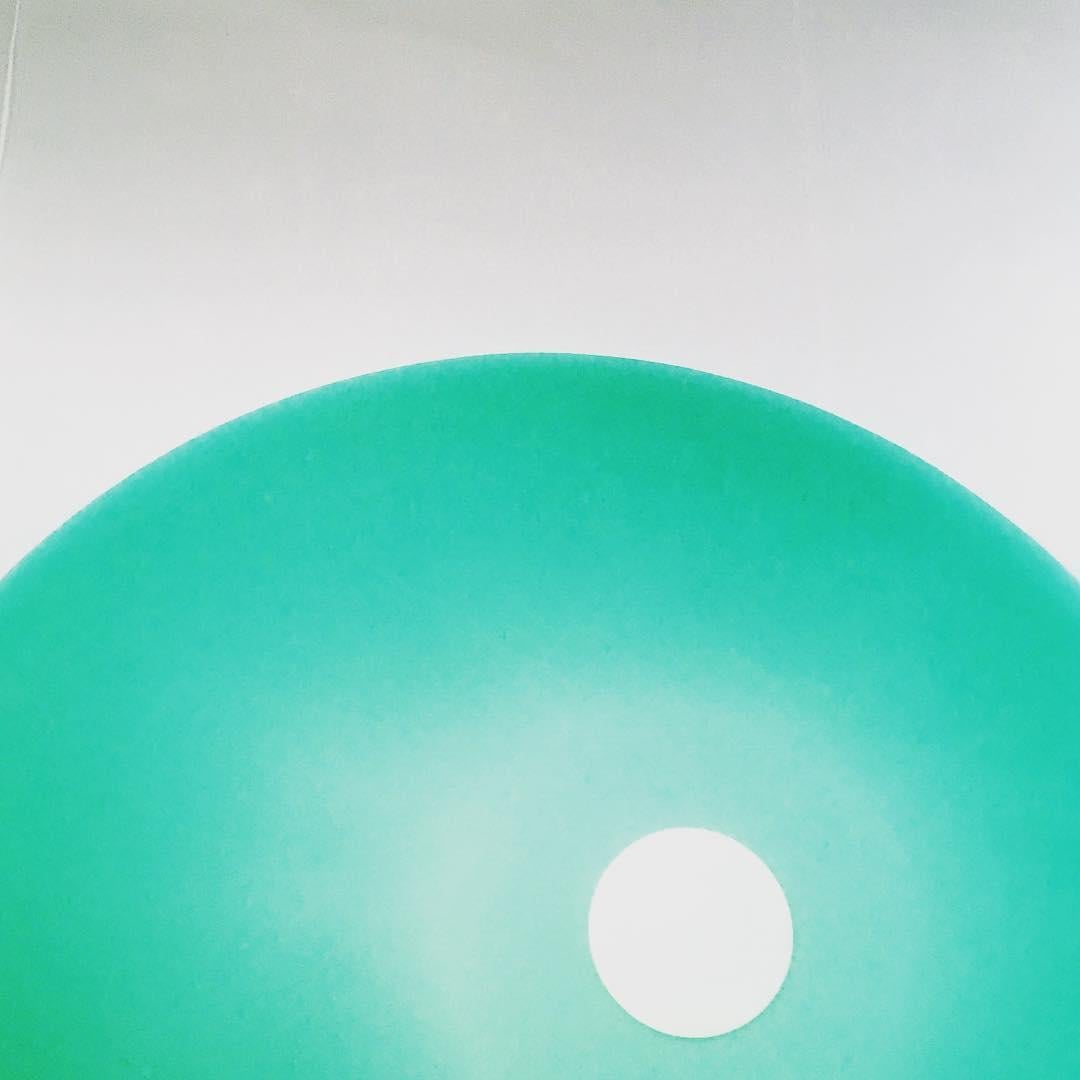 XXIe siècle et contemporain Sculpture murale ronde en résine époxy offset en turquoise/vert par Facture en vente