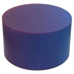 Mesa baja moderna OFFSET SHIFT de resina epoxi en degradado púrpura-azul by Facture