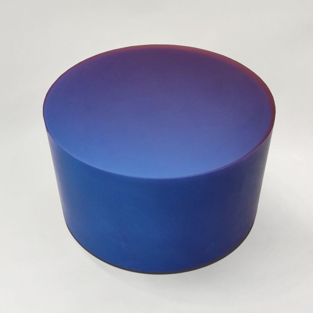 Table basse OFFSET SHIFT par Facture

Table basse en résine violette/rouge, dont l'extérieur mat génère un effet visuel hypnotique grâce à un mélange de changements progressifs de saturation le long des motifs ondulés. La combinaison de la couleur