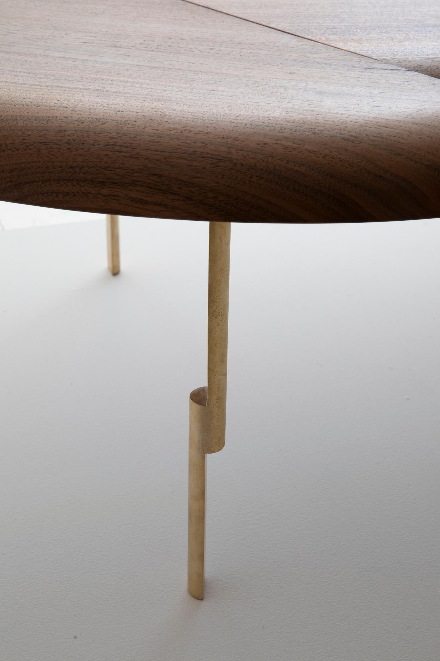 Moderne Table basse sculpturale contemporaine en bois massif décapé et sculpté en noyer et laiton en vente