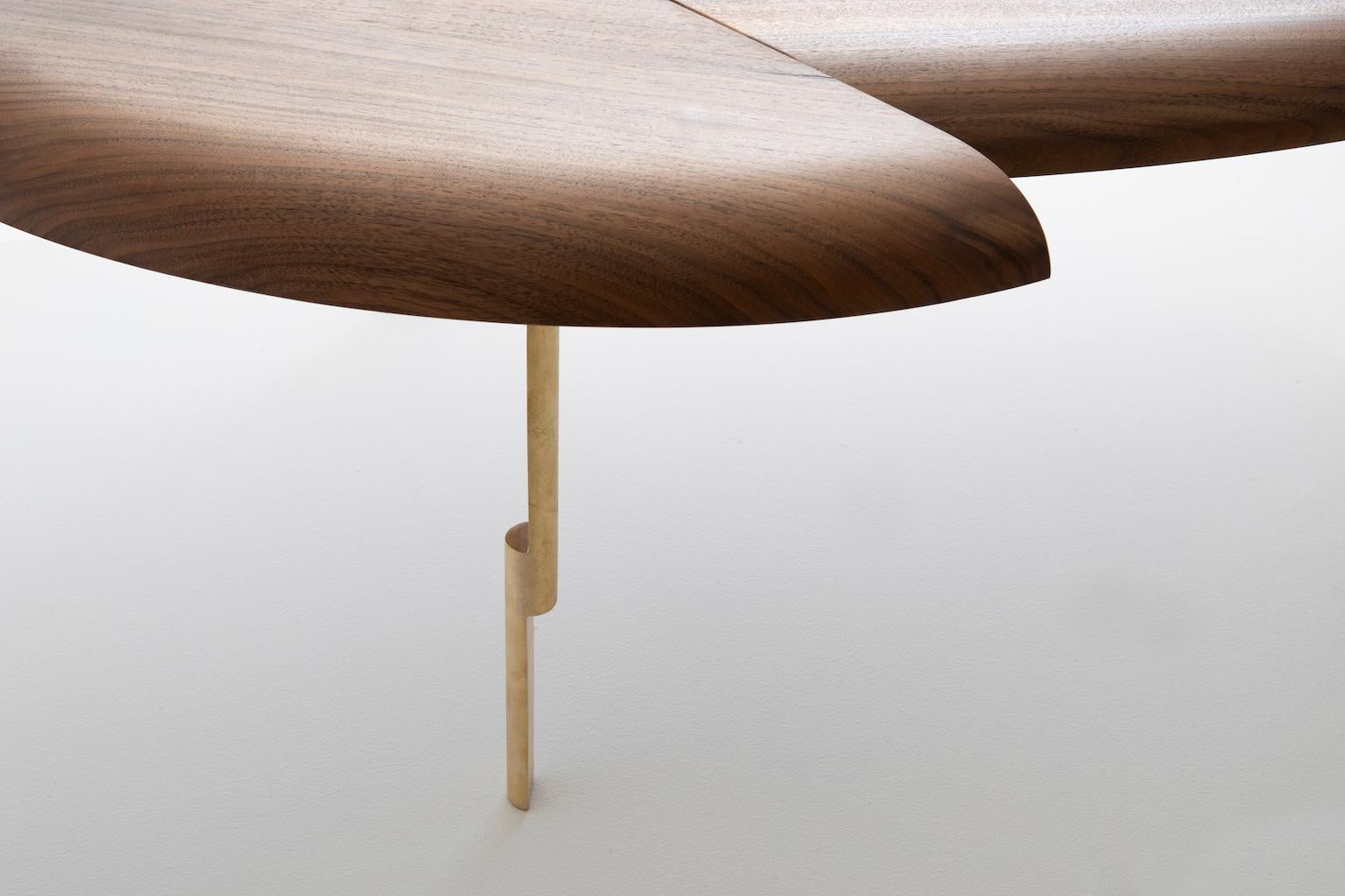 Américain Table basse sculpturale contemporaine en bois massif décapé et sculpté en noyer et laiton en vente