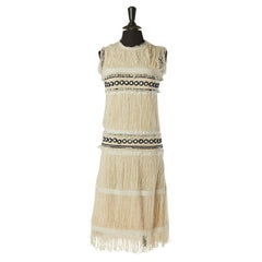 Robe de cocktail sans manches en blanc cassé avec franges et fleurs ANNA RICCI Circa 1960