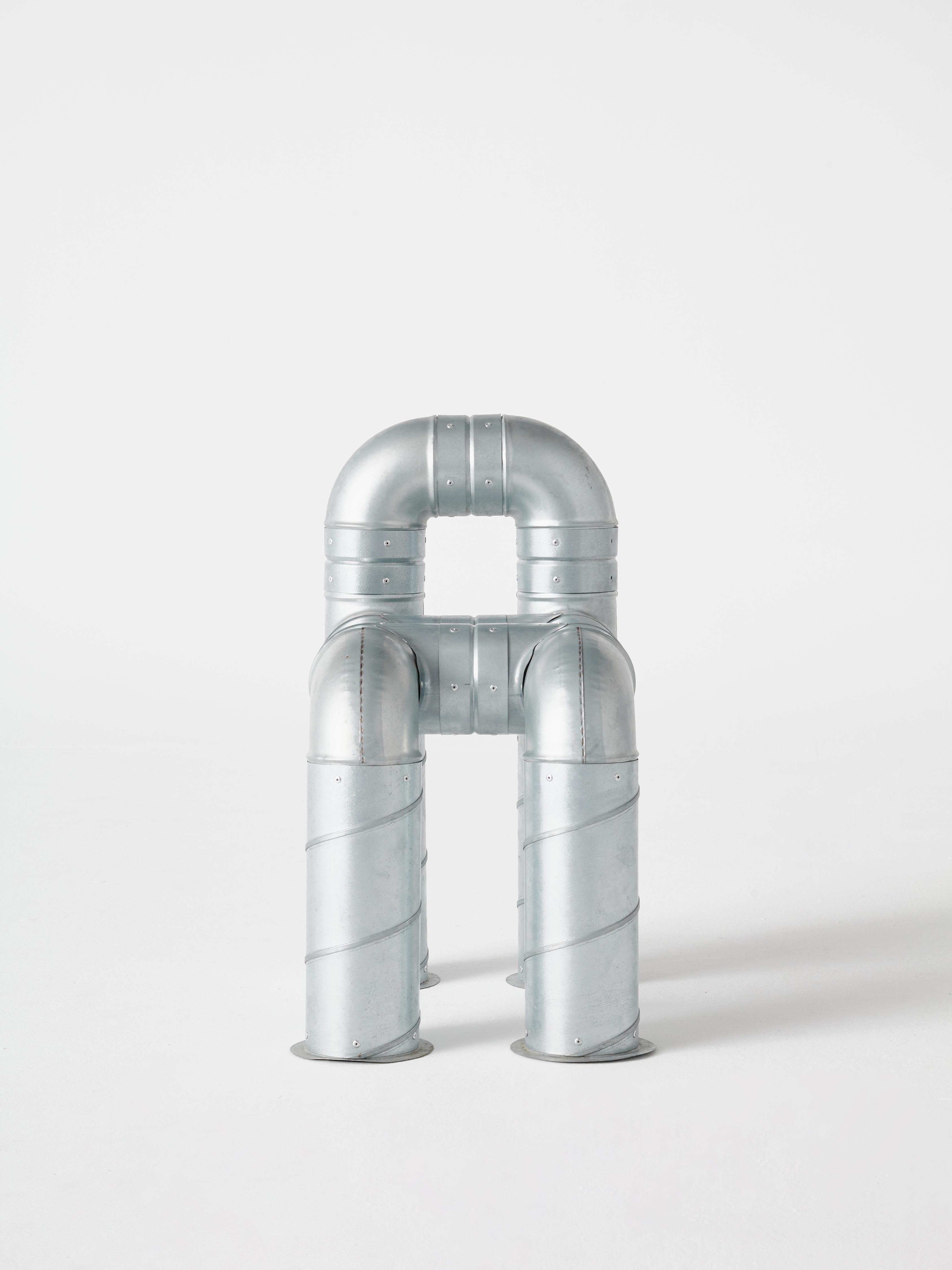 Dieser Stahlrohrstuhl ist Teil der Serie O.F.I.S (Objects From Intersticial Space), einer fortlaufenden Untersuchung des erzählerischen Potenzials von Industriematerialien. Muñoz entwarf den Tubular Chair als eine Erkundung des strukturellen