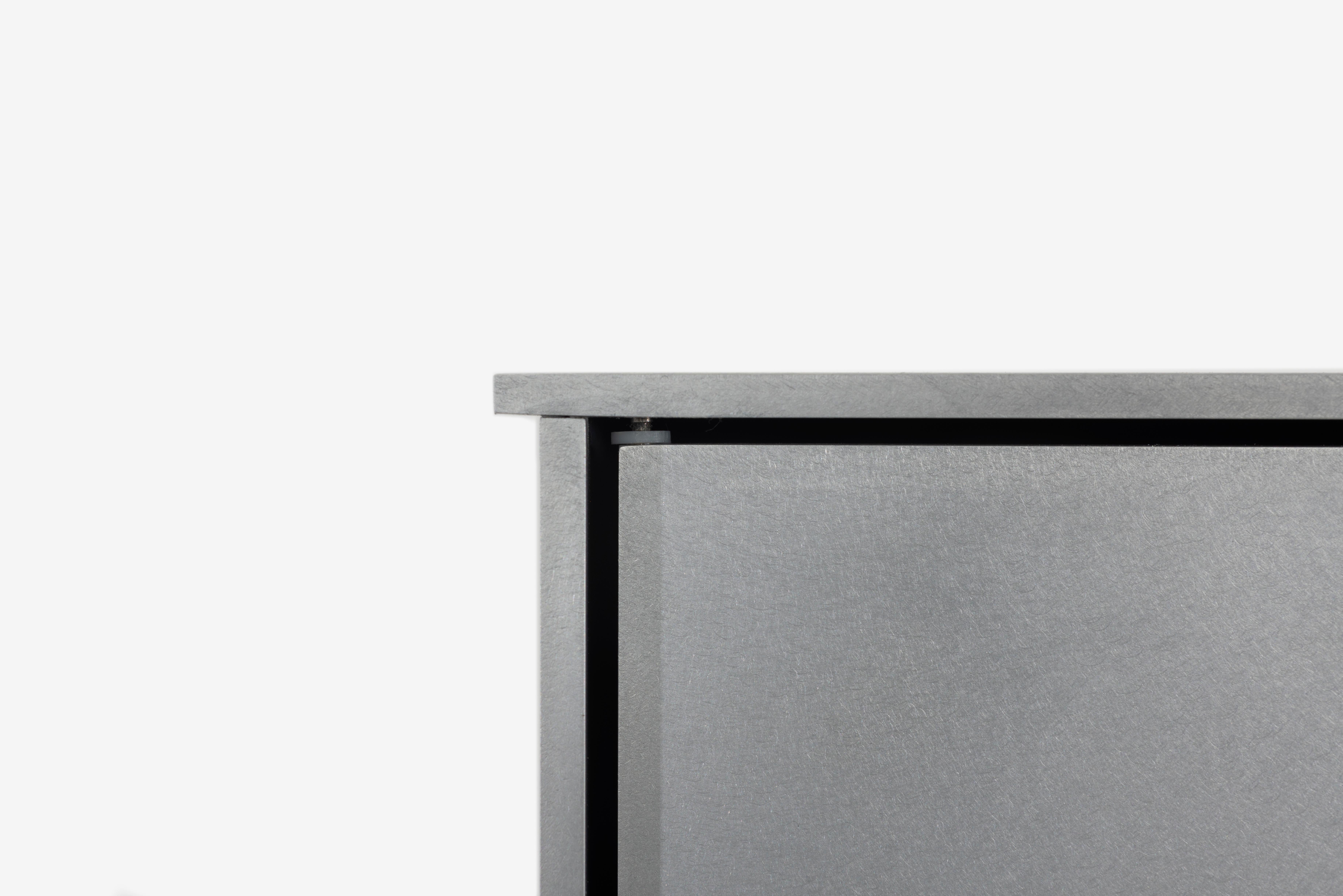 OG Wandregal mit Türen aus gewachstem Aluminiumblech von Jonathan Nesci (Minimalistisch) im Angebot