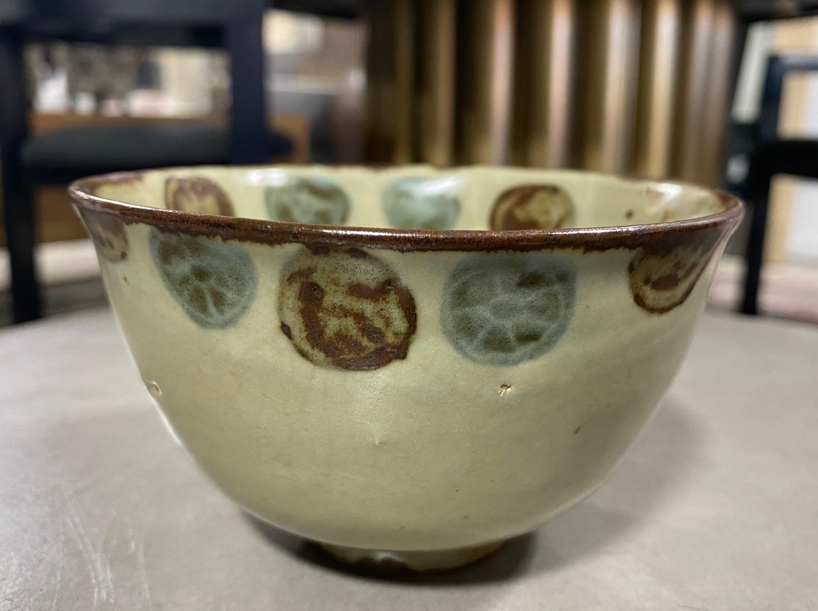 Ogata Kenzan, signierte japanische Teeschale aus Keramik aus der asiatischen Edo-Periode, Chawan (Japanisch) im Angebot