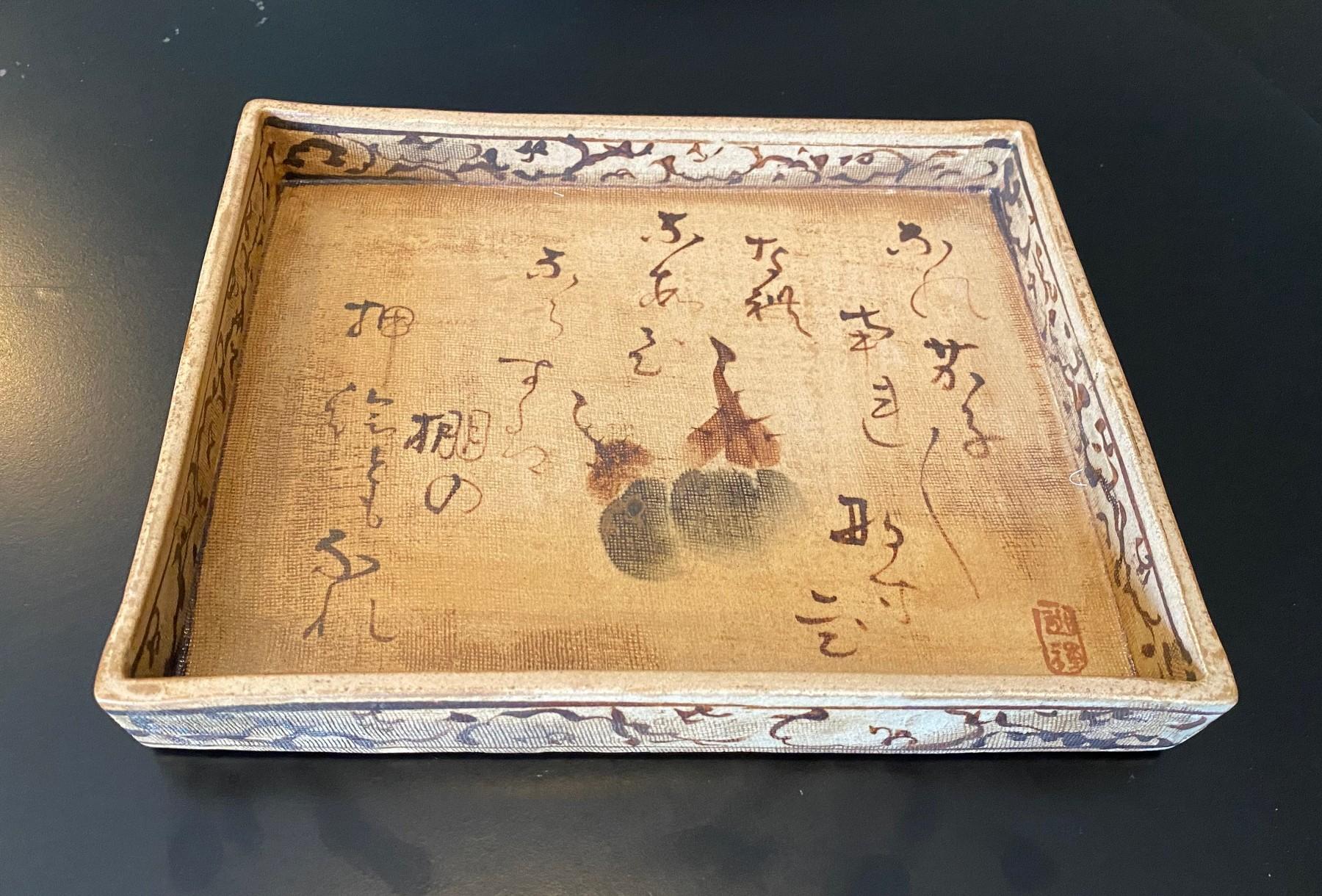 Una bandeja/plato para la ceremonia del té maravillosamente diseñada y pintada a mano por el estimado artista y maestro alfarero japonés Ogata Kenzan (1663-1743).  Kenzan está considerado como el artista ceramista más famoso de Japón.  Esta pieza