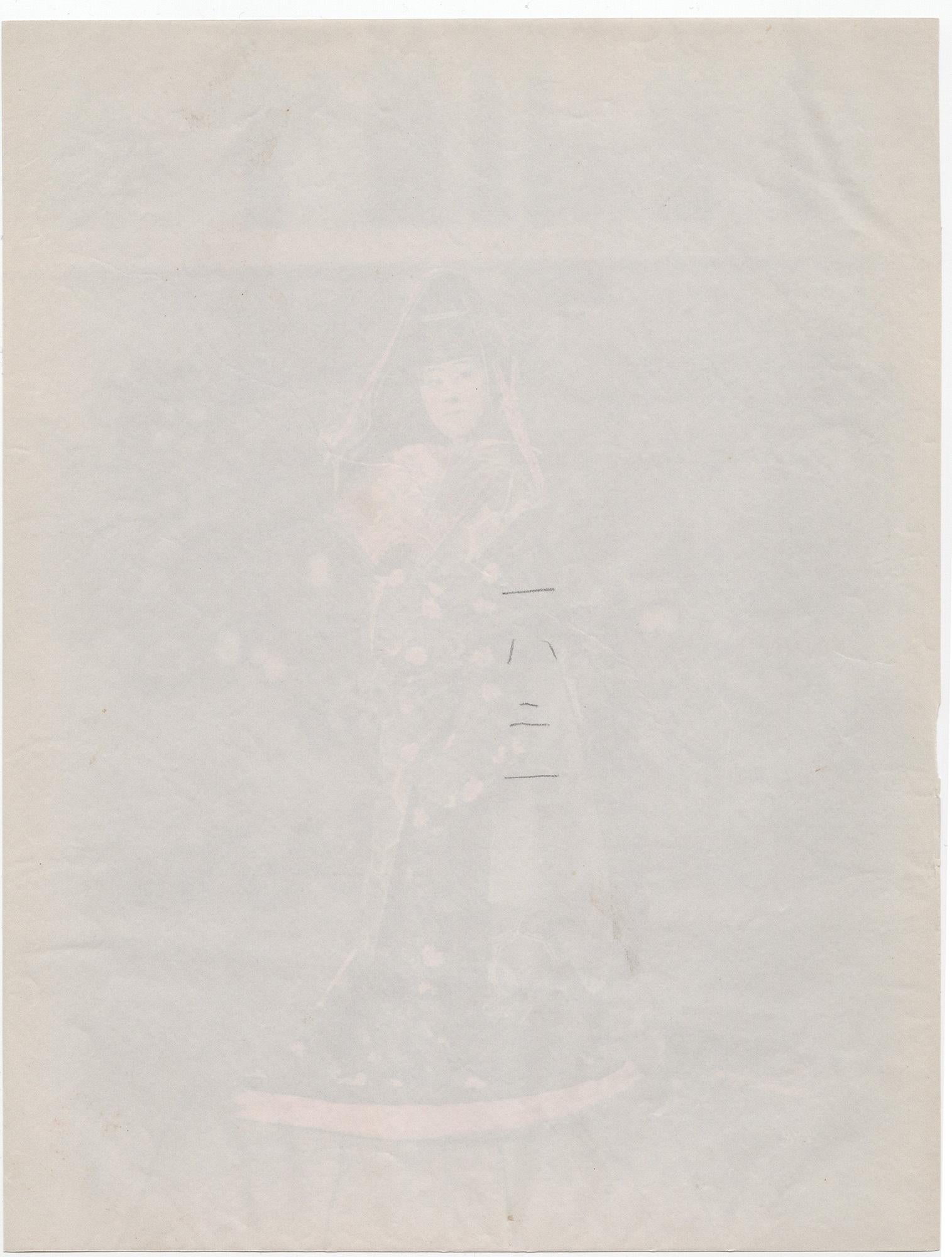 Japón - Una Geisha disfrazada en el escenario - fotografía coloreada a mano - Photograph de Ogawa Kumakasa