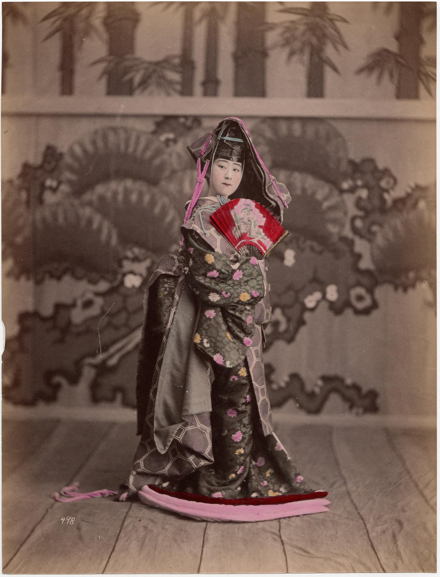 Japon - Une Geisha costumée sur scène - photographie coloriée à la main