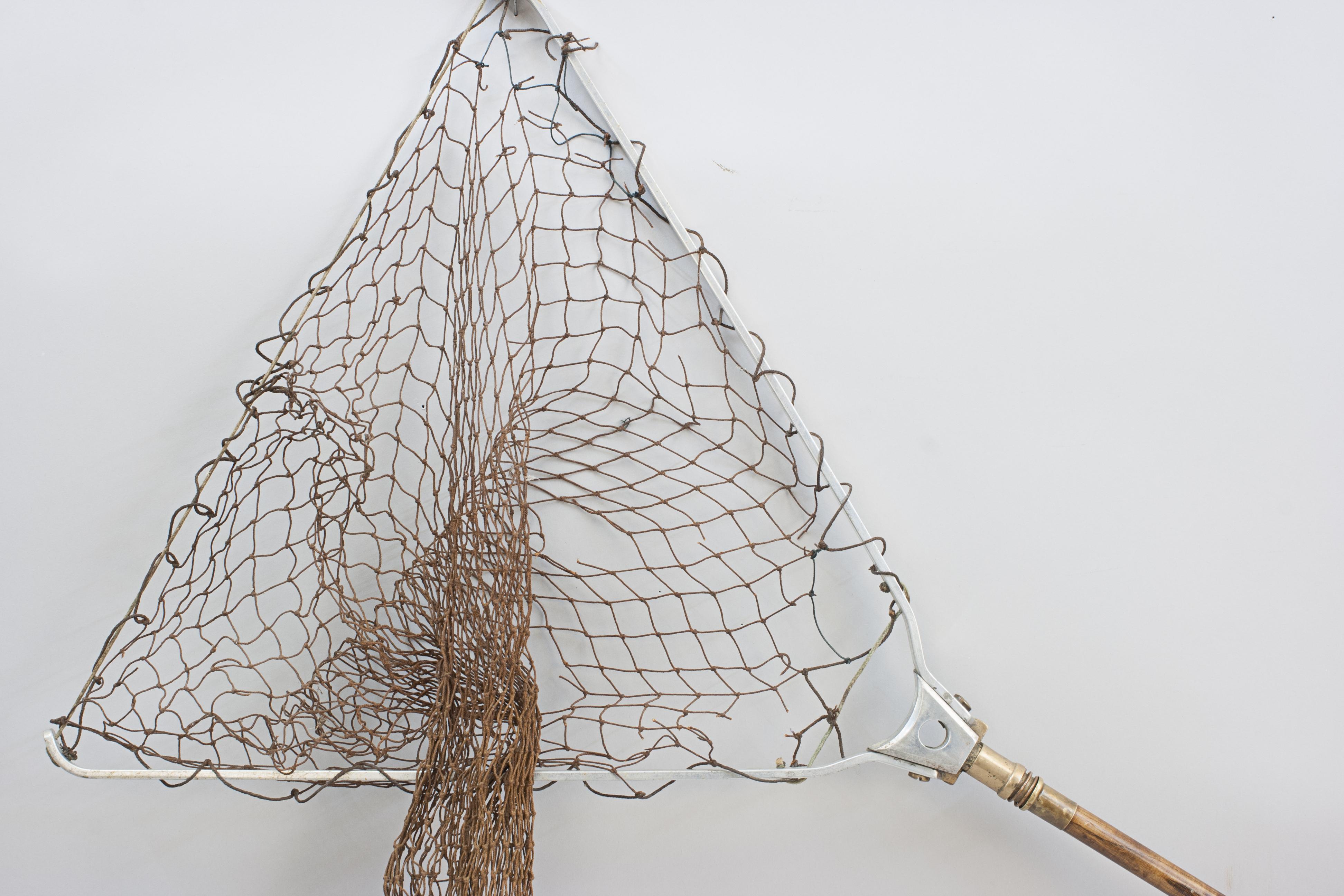 Rete da sbarco pieghevole Ogden Smith 'Reversa'.
Un buon retino pieghevole per la pesca alla trota realizzato da Ogden Smith. La rete a forma triangolare ha bracci in lega e accessori in ottone. La clip da cintura in ottone reca il timbro 