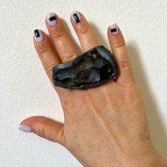 O'Gem Bague deux doigts en céramique grise avec obsidienne noire brute