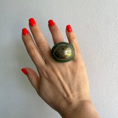 Anillo de cerámica verde oscuro con pirita pulida O'Gem
