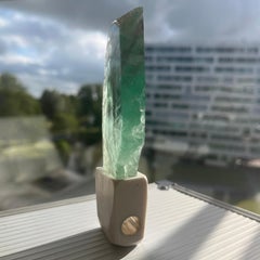Collar llamativo de O’Gem con cristal de fluorita verde en bruto y colgante de cerámica blanca