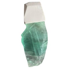 Collar llamativo de O’Gem con cristal de fluorita verde en bruto y colgante de cerámica blanca