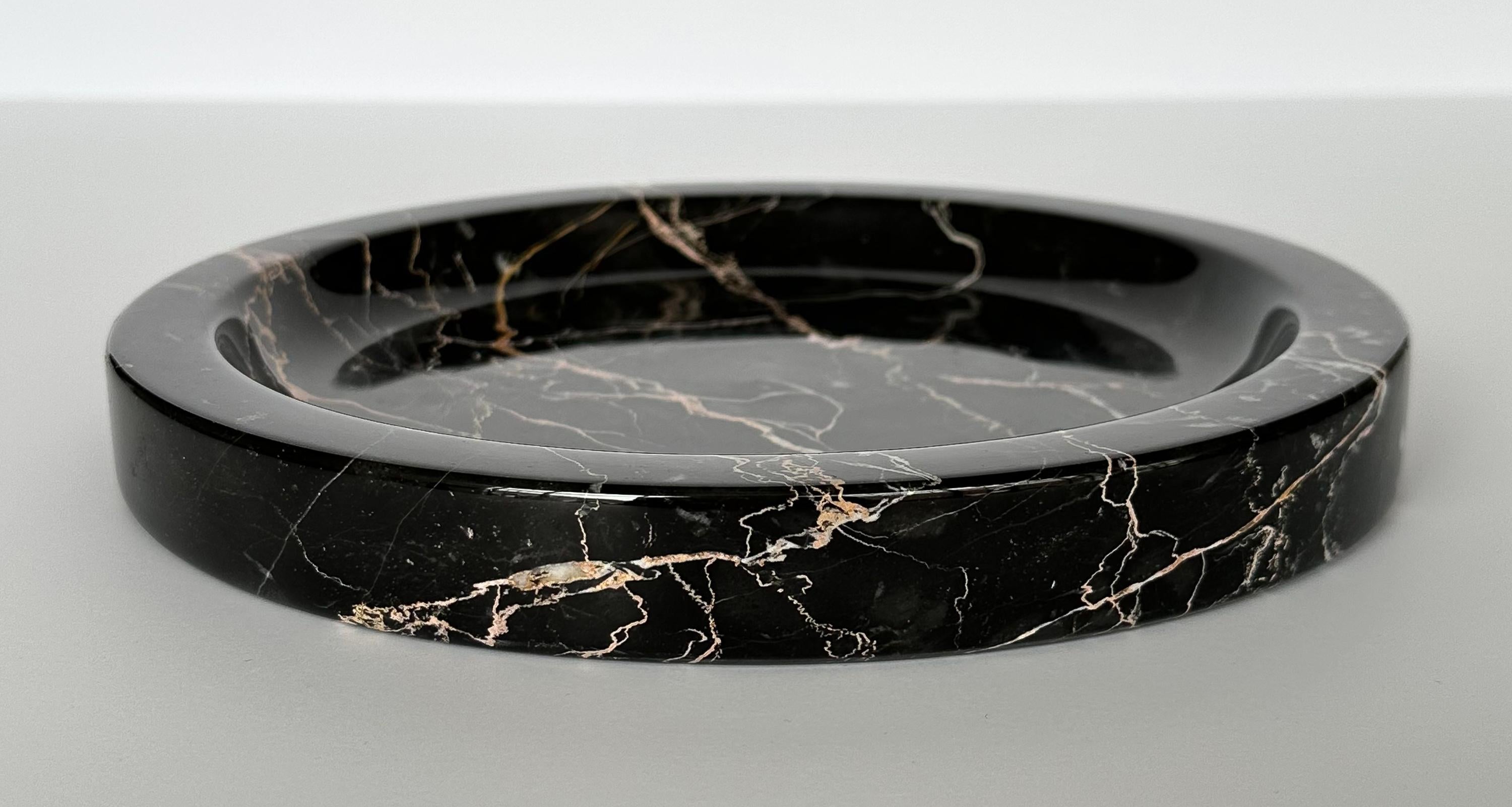 Black marble modern low bowl / vide poche by Oggetti, Italy circa 1970s. Solid carved Nero Portoro marble (black marble with white and tan veining). Retains the original Oggetti labels. Measures: 9.75