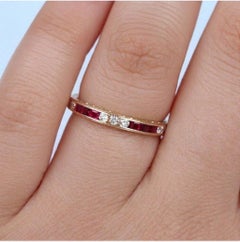 Alliance « éternité » en or jaune 18 carats, sertie de rubis et de diamants, avec finition milgrain