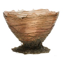 Cesta de resina Ogiva XL en rosa claro y bronce de Gaetano Pesce
