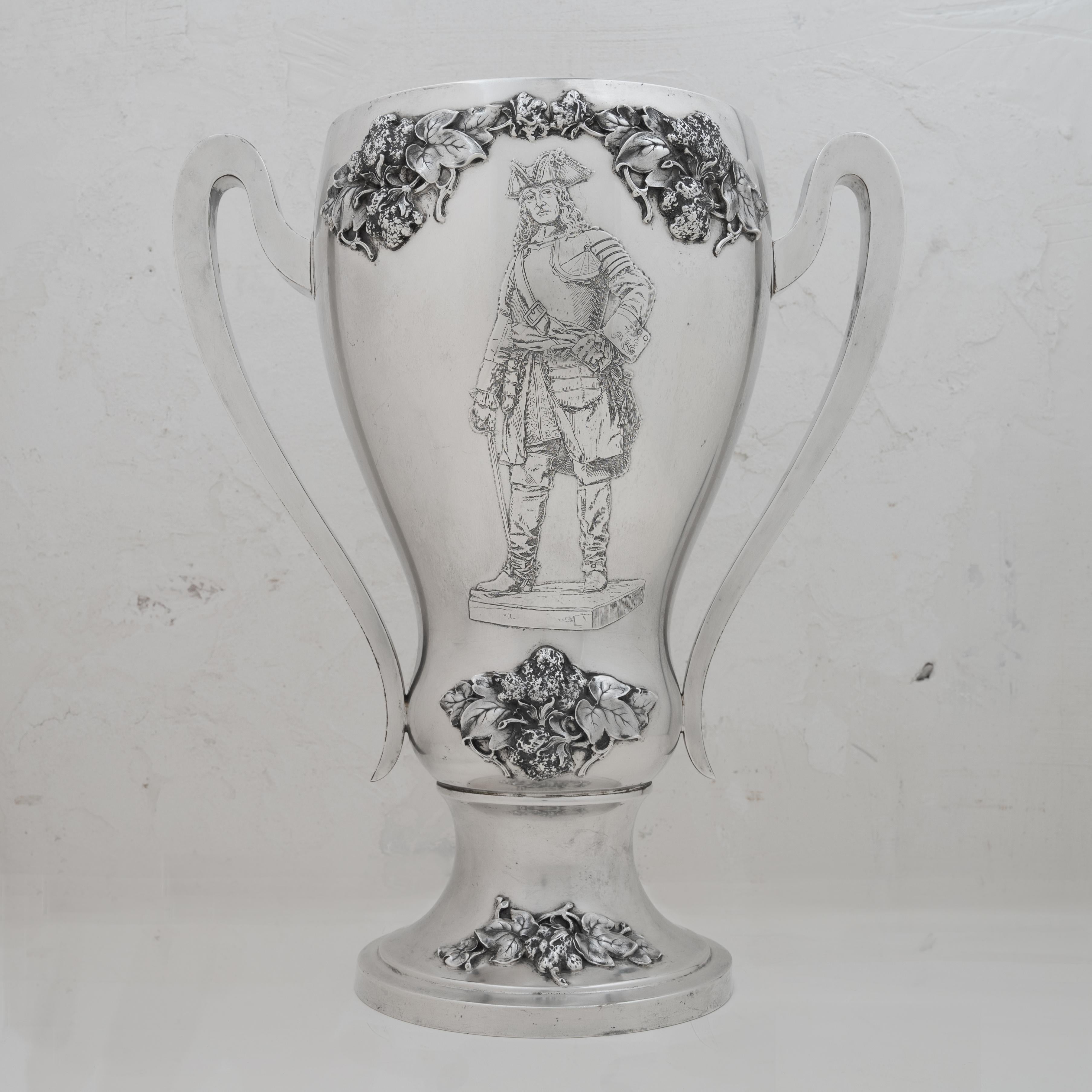 Ein liebevoll gestalteter Pokal, der den Georgia Hussars of Savannah für den Sieg im Kavalleriekampf nach der Enthüllungszeremonie des Oglethorpe-Denkmals in Savannah am 23. November 1910 überreicht wurde.

Als Erleichterung:  