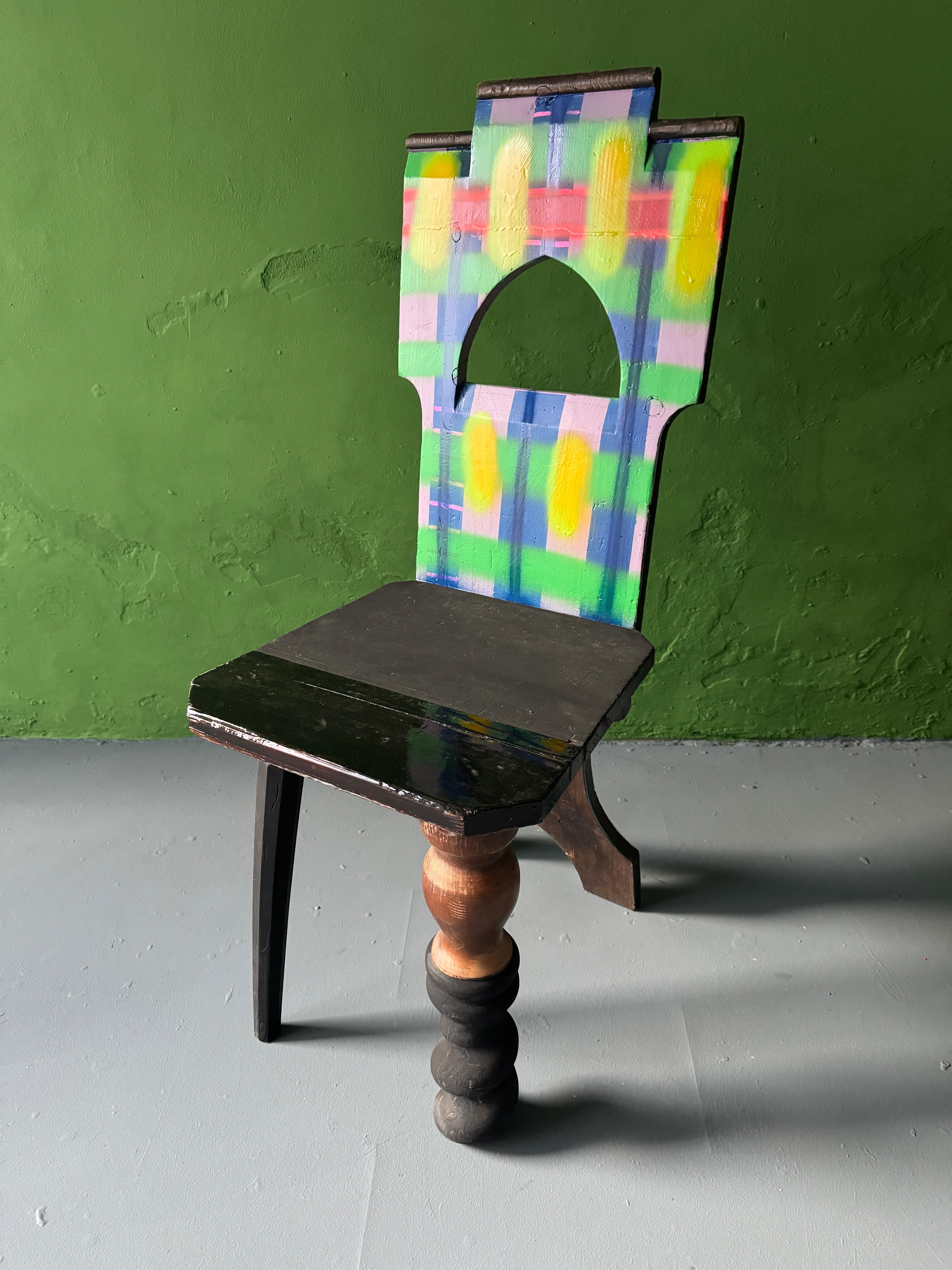 Oh Romeo, dov'è Giulietta? Sedia di Markus Friedrich Staab
Unico nel suo genere
Dimensioni: D 38 x L 40 x H 101 cm.
Materiali: Wood, vernice, lacca.

Sedia da chiesa contemporazzata, dipinta, tagliata e laccata.

Markus Friedrich Staab
I mobili ci