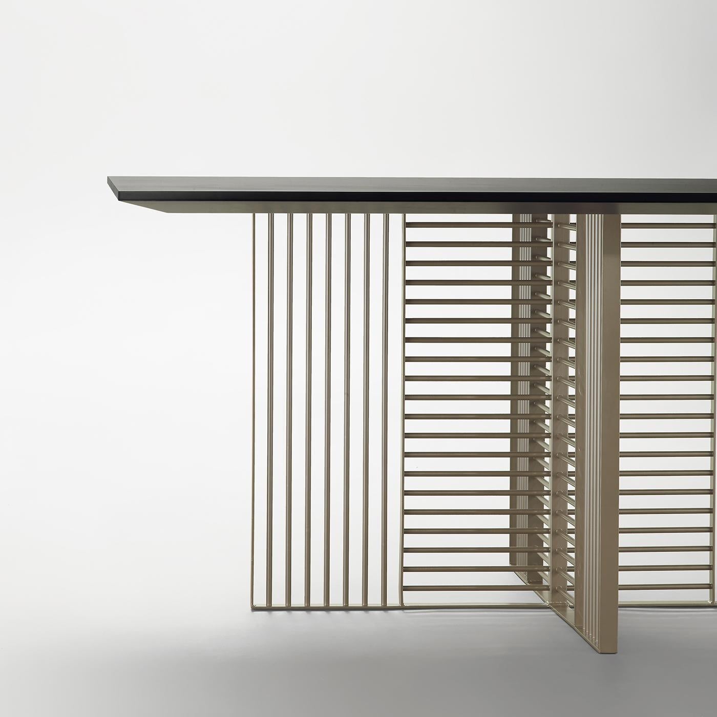 Der lasergeschnittene Stahlrohrsockel dieses Esstisches bildet ein auffälliges geometrisches Muster aus vertikalen und horizontalen Linien, das eine rechteckige MDF-Platte trägt. Dieser Tisch ist für Innenräume konzipiert, kann aber auch individuell