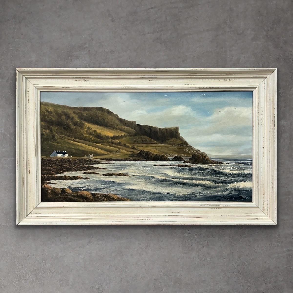 Atlantischer Ozean Küstenlinie Seelandschaft Gemälde von Causeway Coast in Nordirland von irischen Künstler O'Hara 

Kunst misst 30 x 16 Zoll 
Rahmen misst 36 x 22 Zoll 

Präsentiert in einem hochwertigen cremefarbenen Rahmen im Shabby-Chic-Stil.