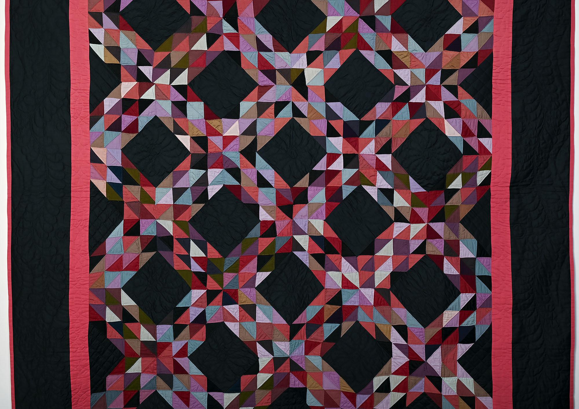 Il s'agit d'un très bel exemple de quilt classique Amish Ocean Waves. Les couleurs, le quilting  et les conditions de travail en font un véritable produit d'appel. Le fond noir est en satin de coton, ce qui donne une belle brillance à la pièce. La