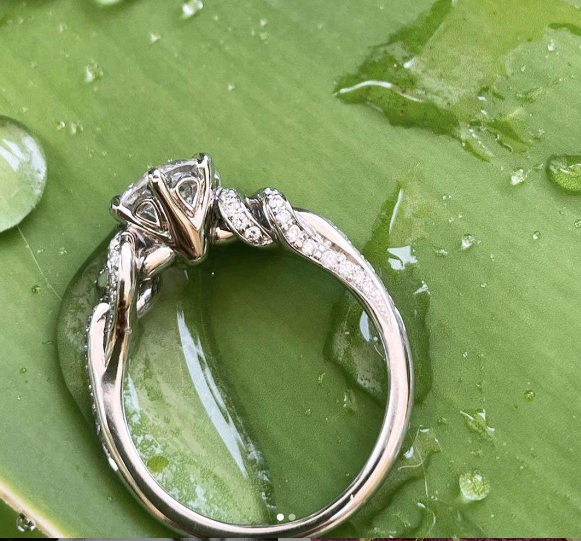 En vente :  Bague en platine à diamant rond de 1,60ct avec nœuds de diamants pavés 7