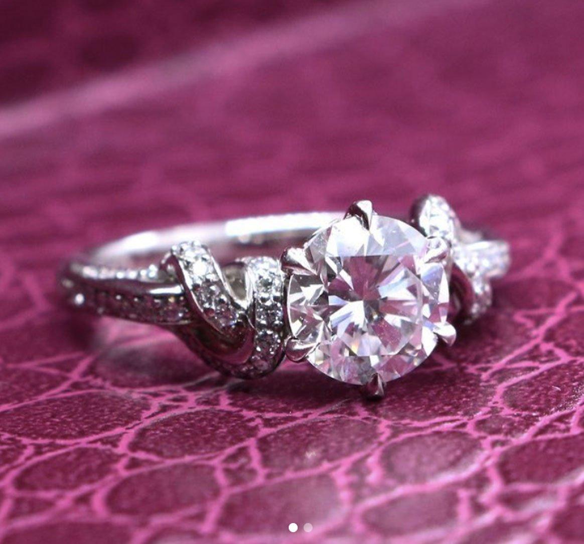 En vente :  Bague en platine à diamant rond de 1,60ct avec nœuds de diamants pavés 8