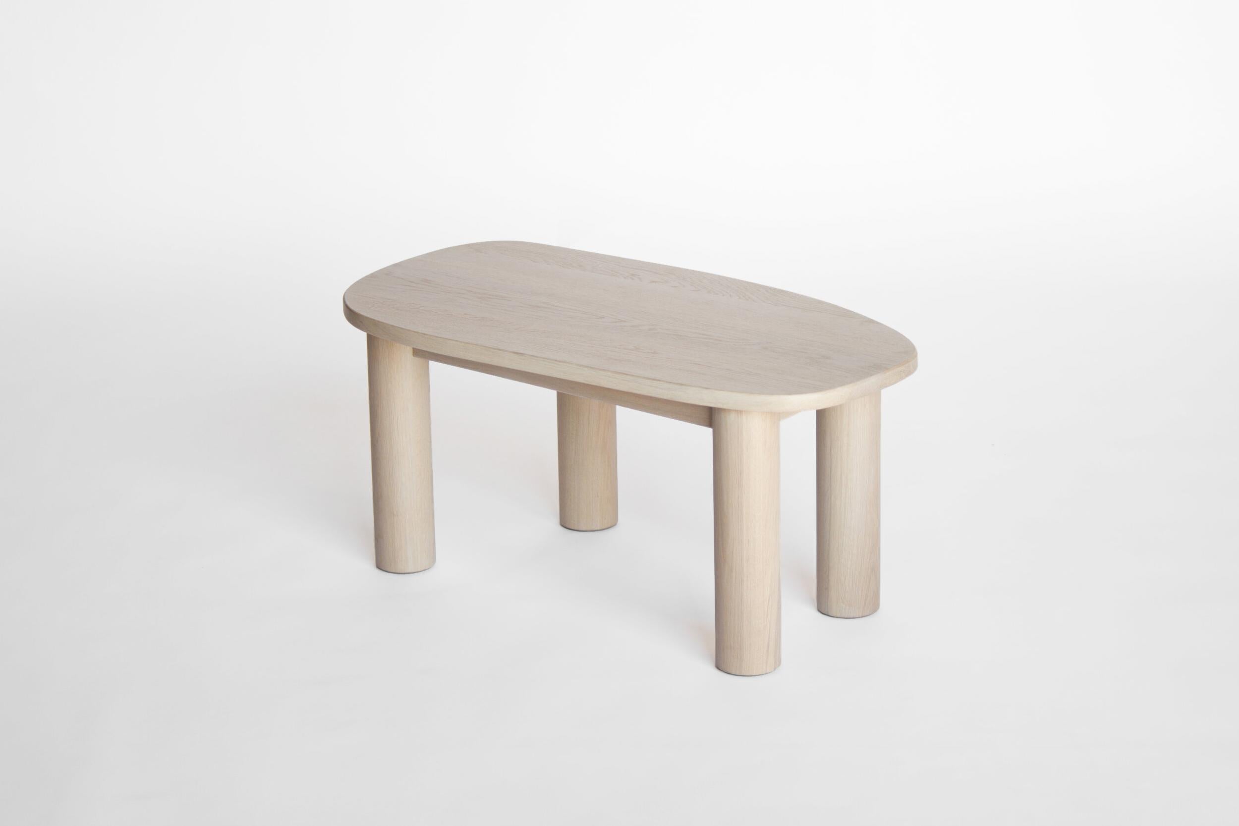 Sun at Six est un studio de conception de mobilier contemporain qui travaille avec des maîtres menuisiers chinois traditionnels pour fabriquer ses pièces à la main en utilisant la menuiserie traditionnelle. Notre table basse Classic est simple,
