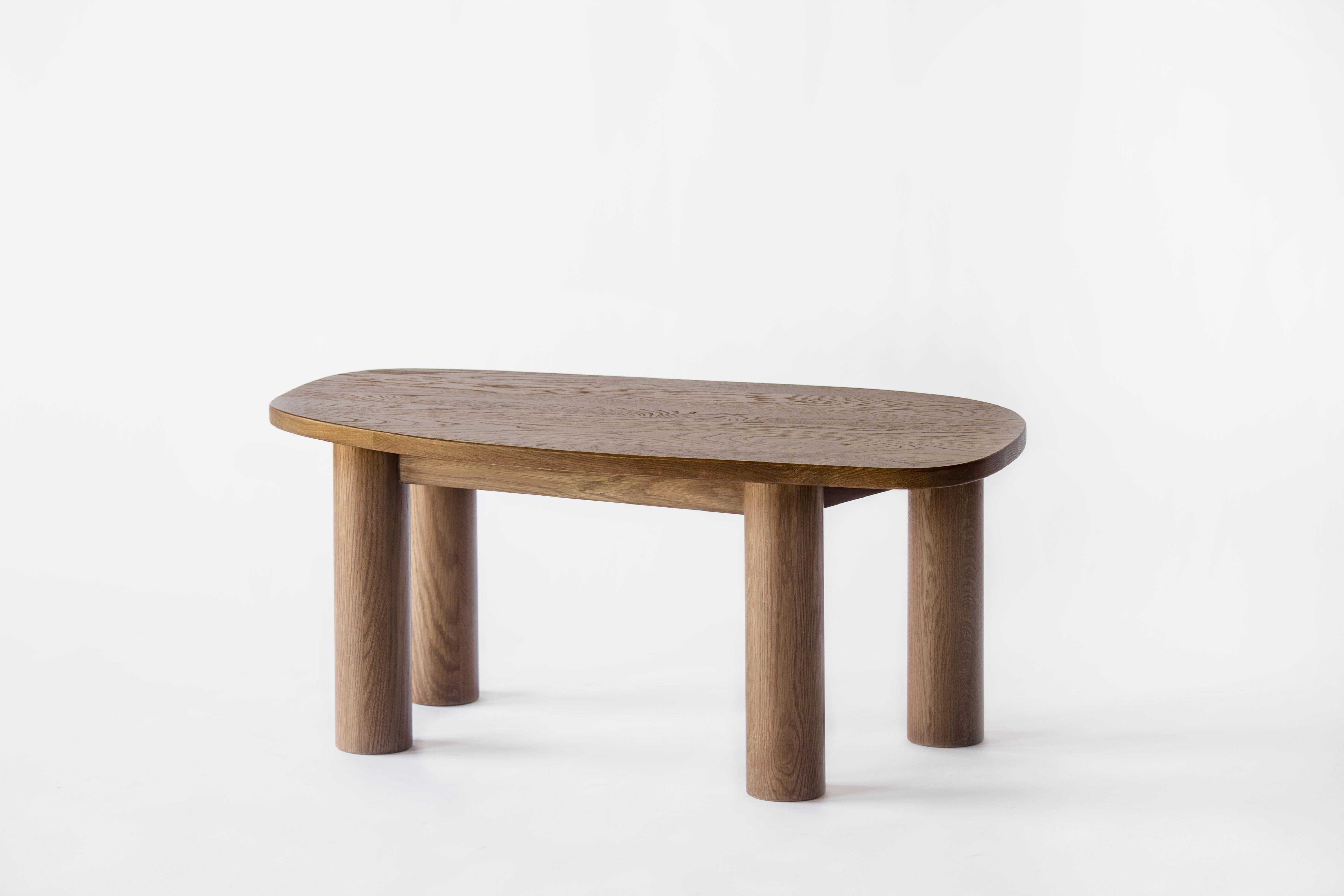 Sun at Six est un studio de conception de mobilier contemporain qui travaille avec des maîtres menuisiers chinois traditionnels pour fabriquer ses pièces à la main en utilisant la menuiserie traditionnelle. Notre table basse Classic est simple,