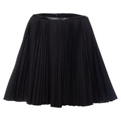 Ohne Titel, black pleated skirt