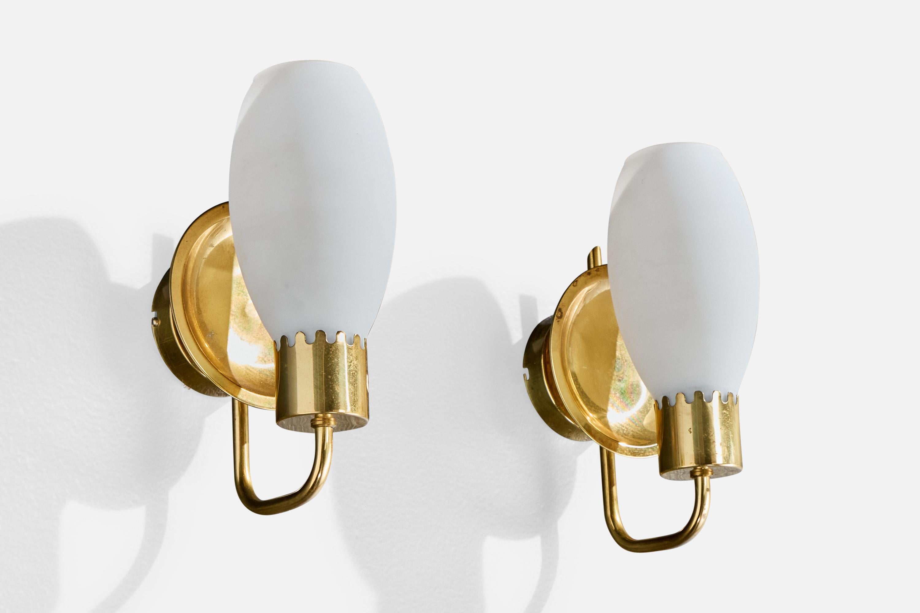 Pareja de apliques de latón y cristal opalino blanco fabricados por ÖIA, Suecia, c. 1960.

Oxidación presente en el latón

Desgaste propio de la edad y el uso

Dimensiones totales (pulgadas): 9,75
