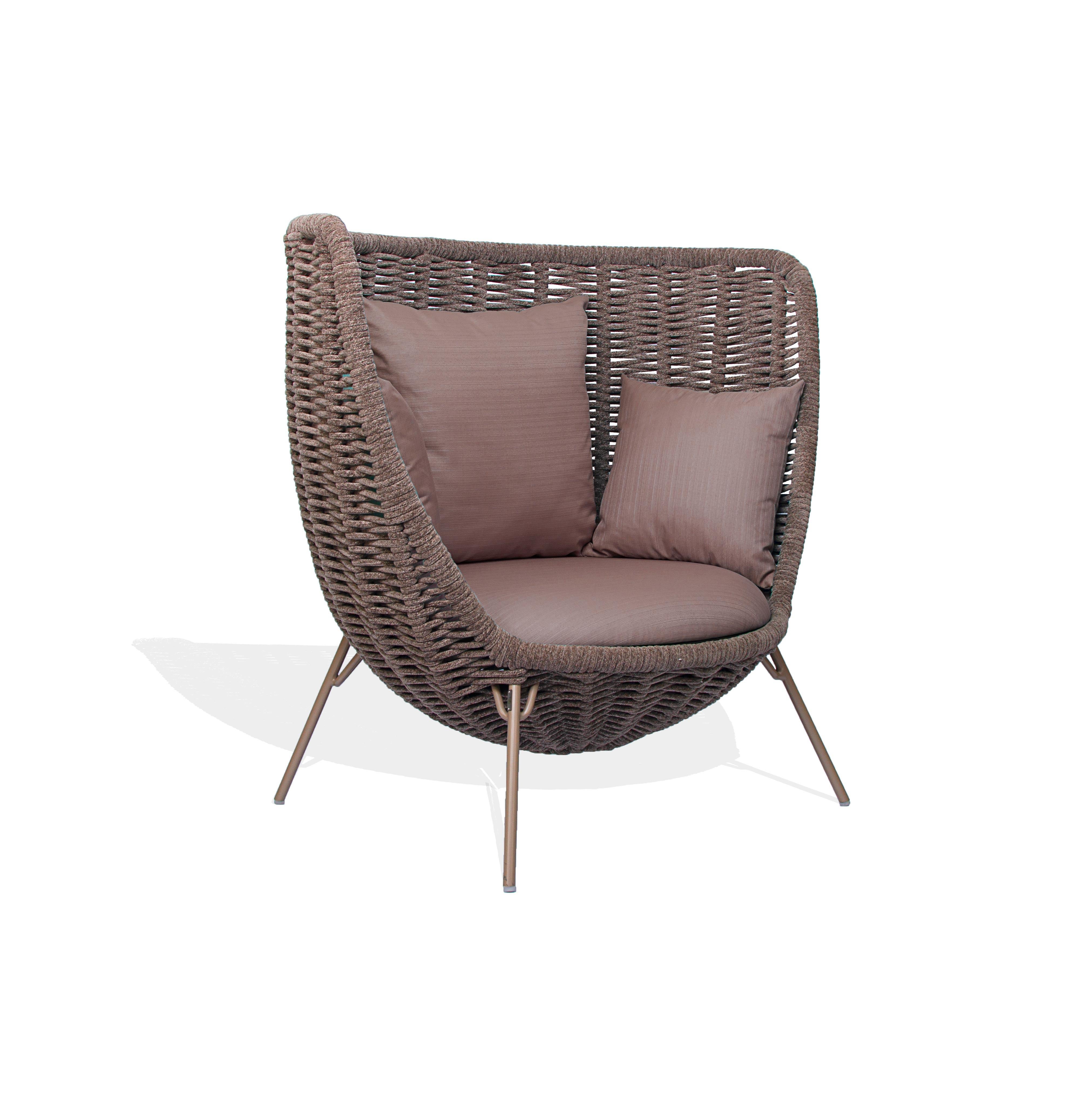 The elegant bearing matches the beauty and sophistication. The combination – which houses a retro blast – still combines comfort as a singular translation of Oiapoque armchair. Of Tupi-Guarani origin, the word oiapoque derives from the term