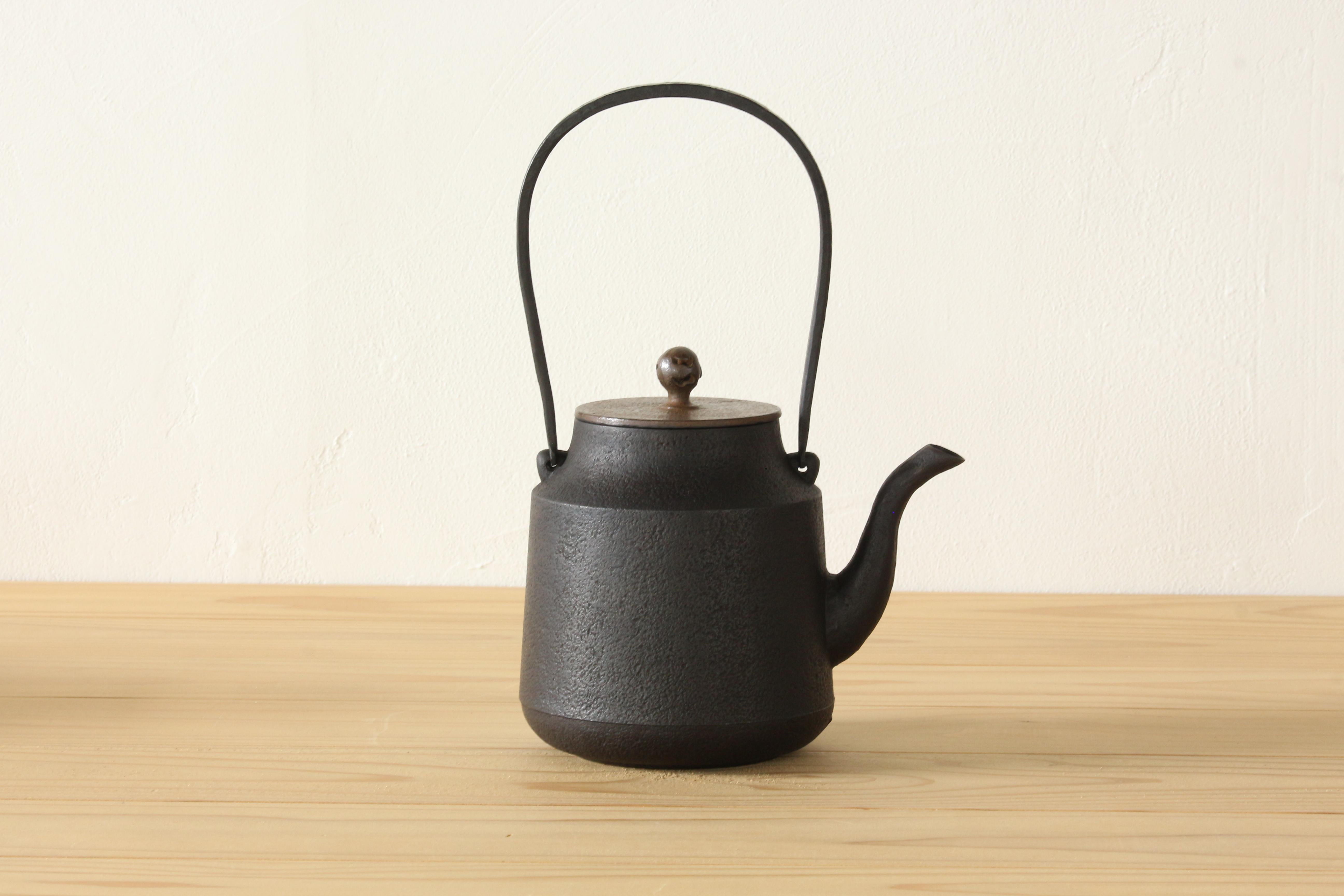 Cast iron kettle

Measures: 10.5” H x 7” L x 4.5” Ø

Made in Japan

The Oigen foundry is located in area that has been producing Nambu ironware for 900 years. By casting in a fine grain sand the ironware has a renowned smooth and unblemished