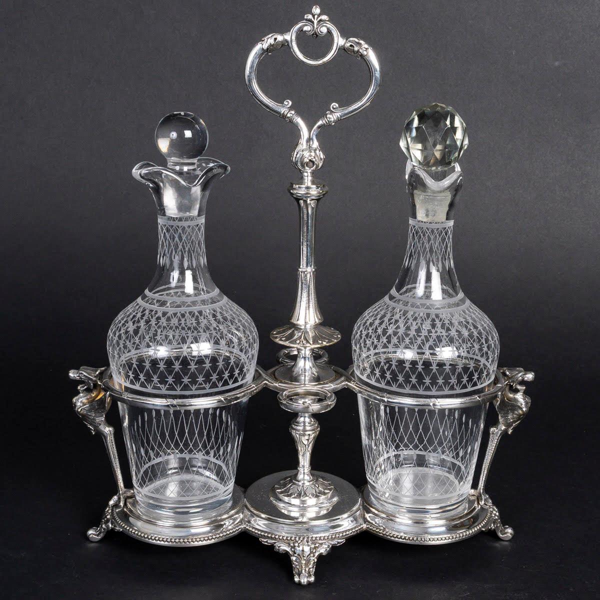 Aceitera y vinagrera de metal plateado y cristal, S. XIX.

Aceitera y vinagrera de la época de Napoleón III, S. XIX, en cristal y metal plateado.
Alto: 28 cm, Ancho: 24 cm, Fondo: 10 cm