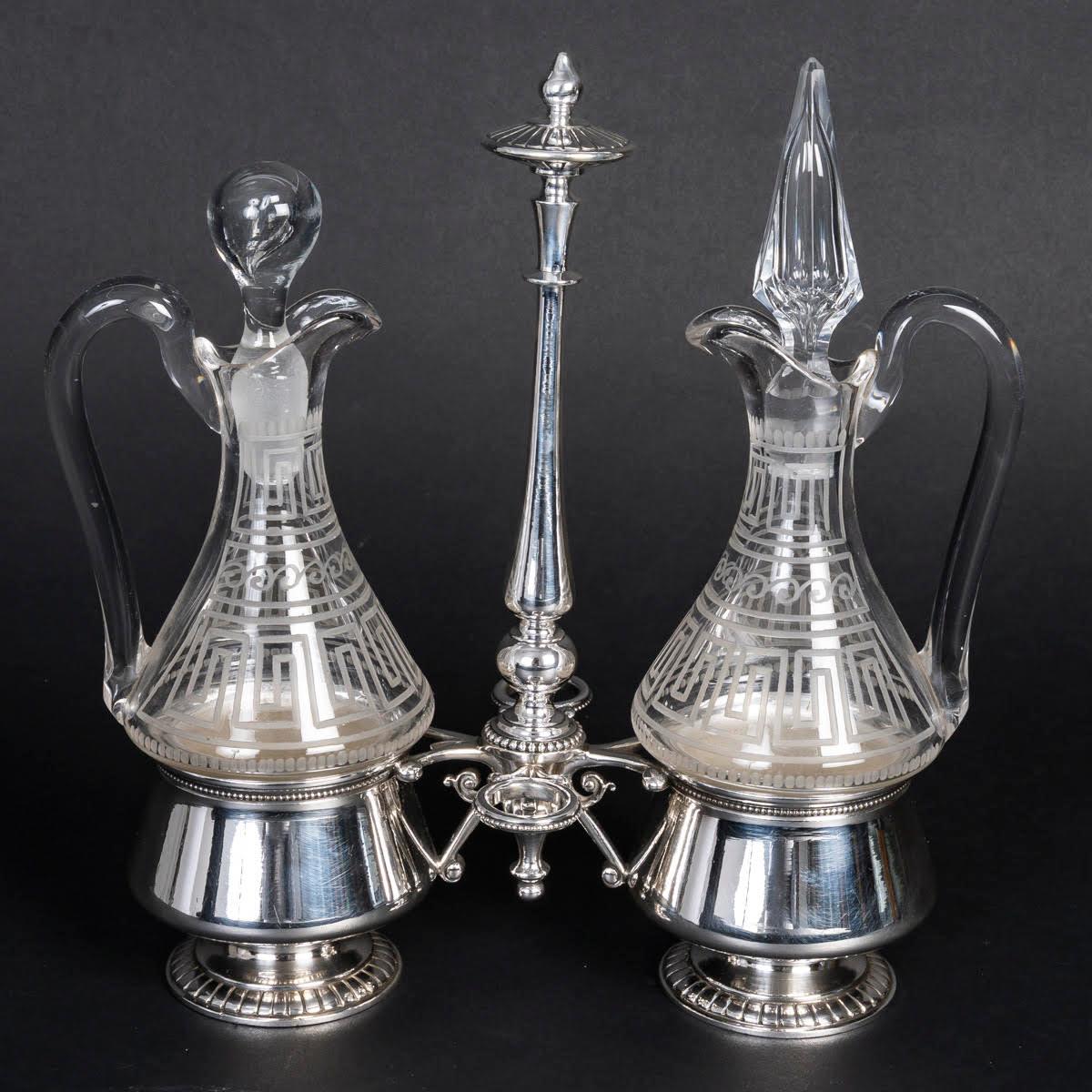 Aceitera y vinagrera de metal plateado y cristal, S. XIX.

Aceitera y vinagrera de la época de Napoleón III, S. XIX, en cristal y metal plateado.
Alto: 25 cm, Ancho: 25 cm, Fondo: 10 cm