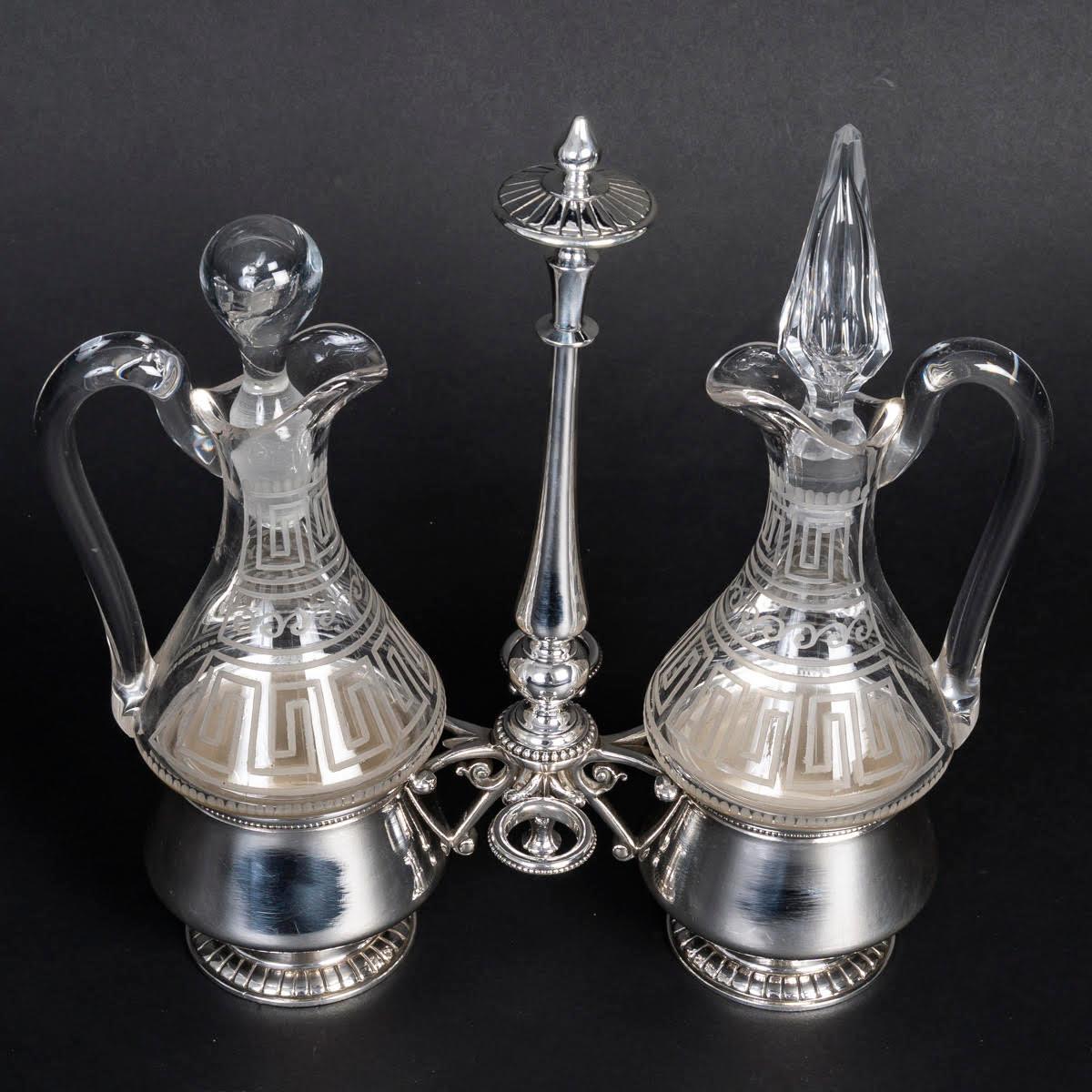 Aceitera y vinagrera de metal plateado y cristal, S. XIX. Napoleón III en venta