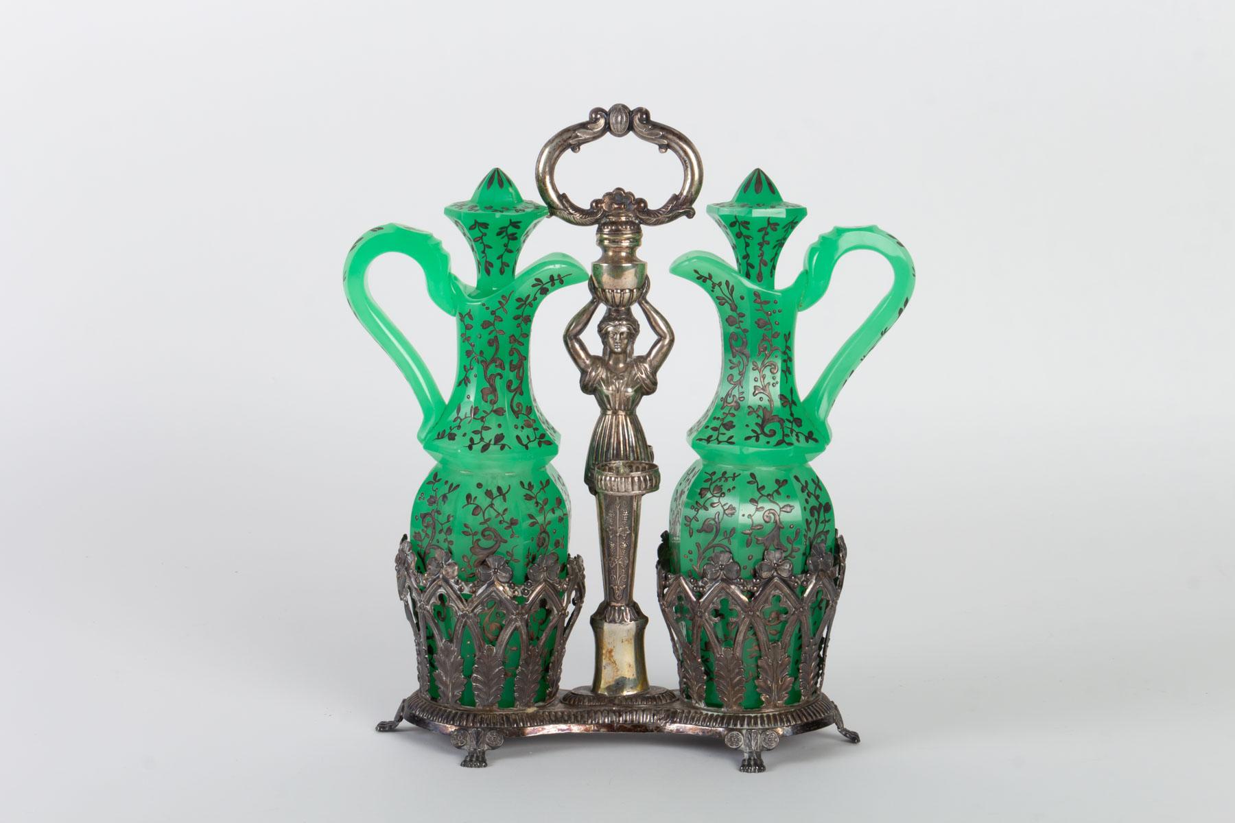 Oil and vinegar in green opaline and enameled gold in its silver support, 19th century, Napoléon III period
Measures: H 26cm, L 24cm, P 8cm.