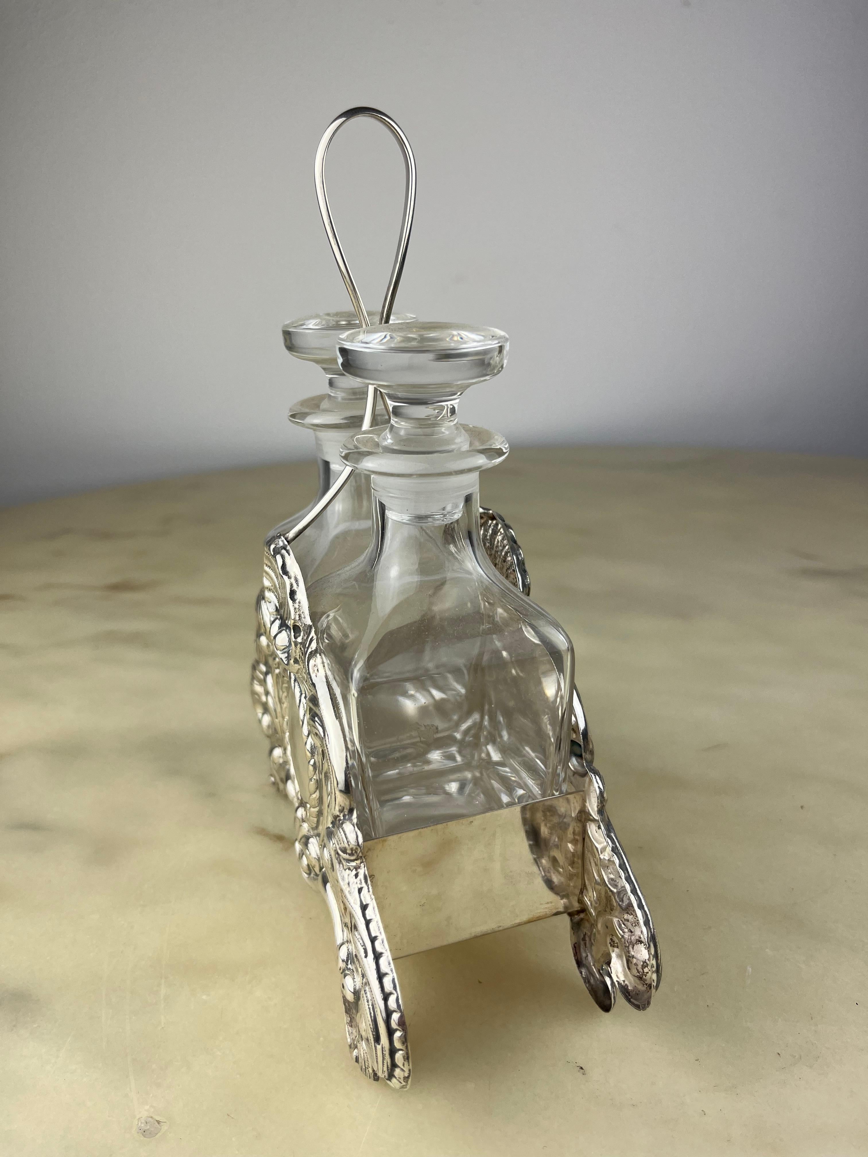 Öl und Essig, gefasst in 800 Silber und Kristall, Italien, 1990
Intakt, nie benutzt. Kleine Anzeichen von Alterung.
Gefunden in einer noblen Wohnung.