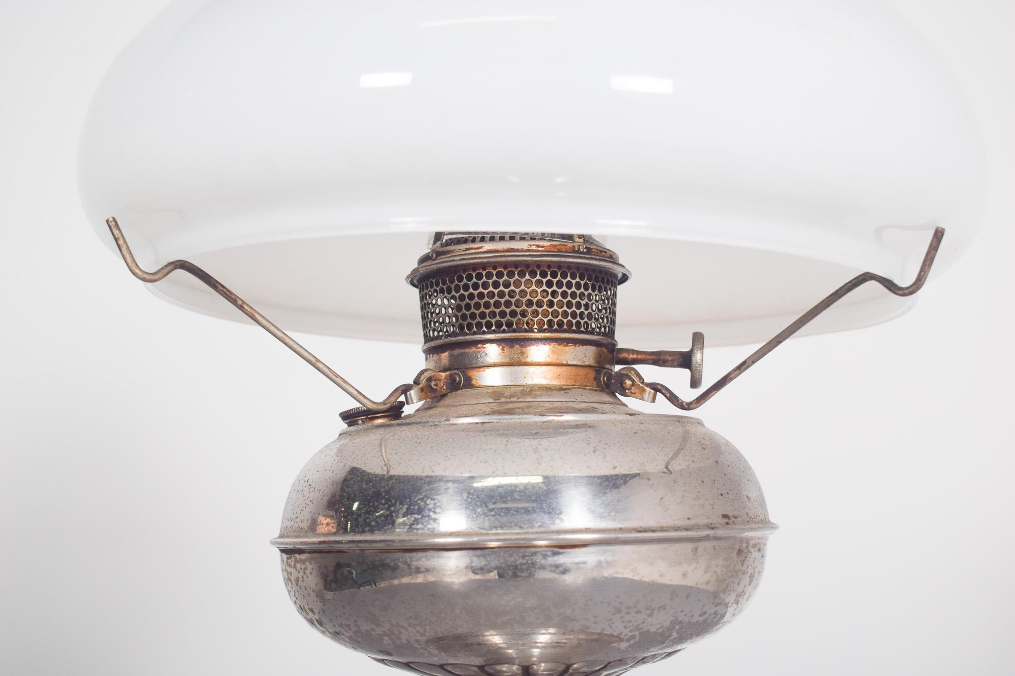 Mid-Century Modern Lampe de table en métal chromé en vente