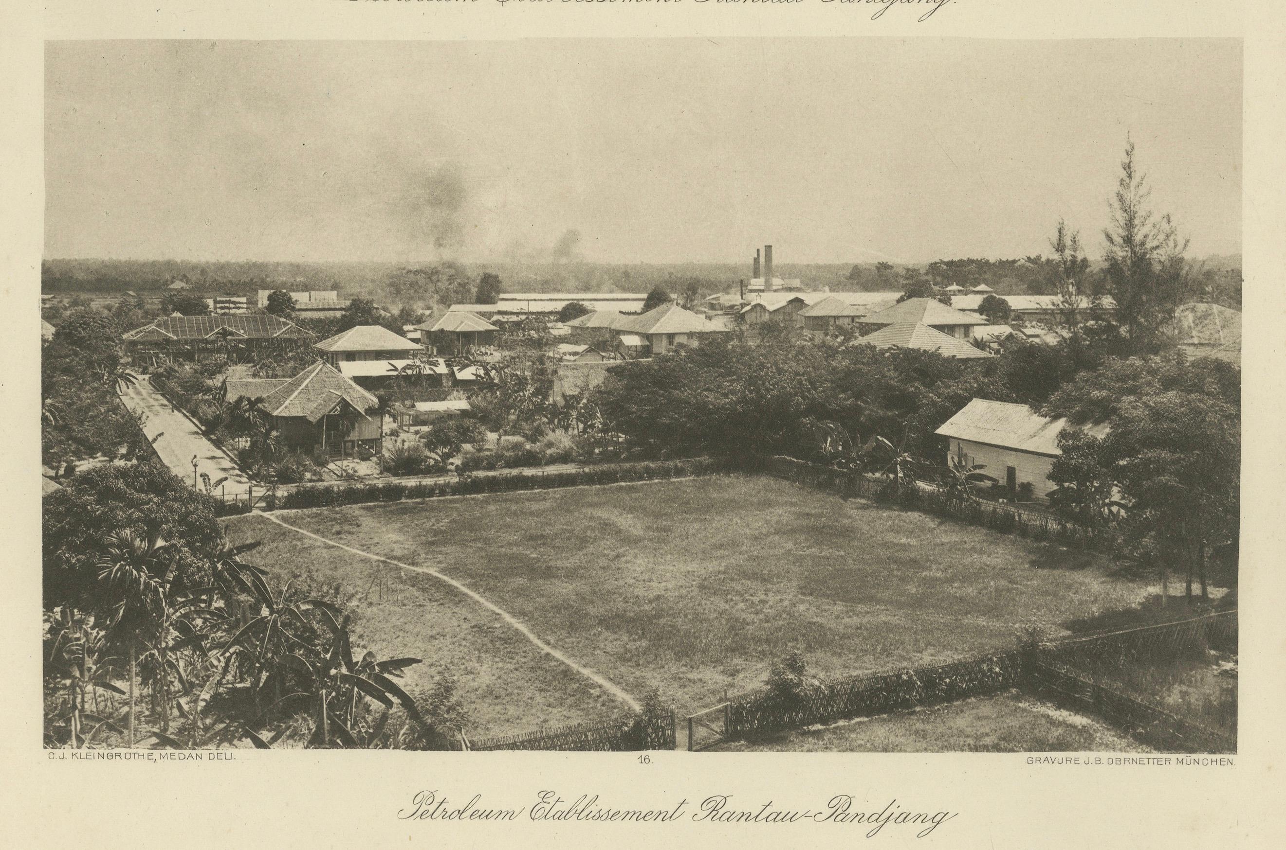 Industrie pétrolière à Rantau-Pandjang, Sumatra - Indes orientales néerlandaises, vers 1910 Bon état - En vente à Langweer, NL