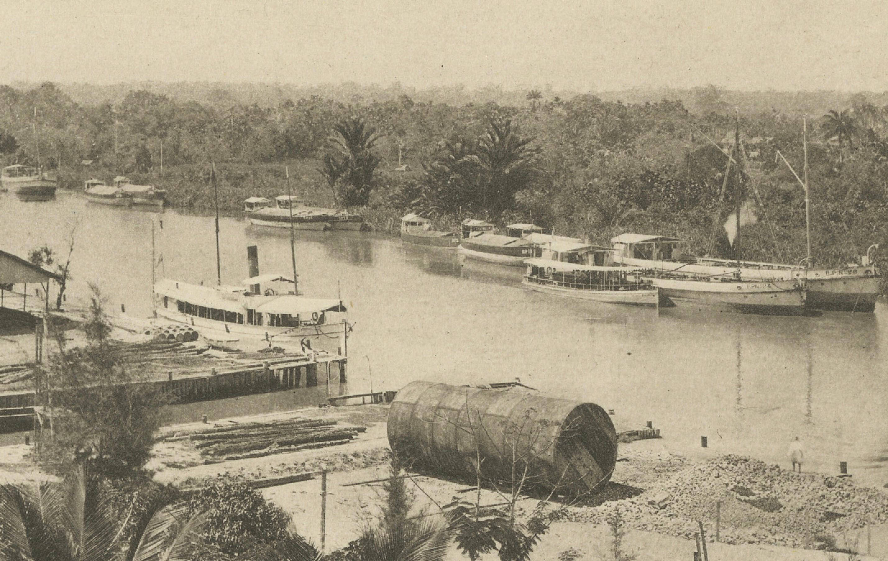 20ième siècle Industrie pétrolière à Rantau-Pandjang, Sumatra - Indes orientales néerlandaises, vers 1910 en vente